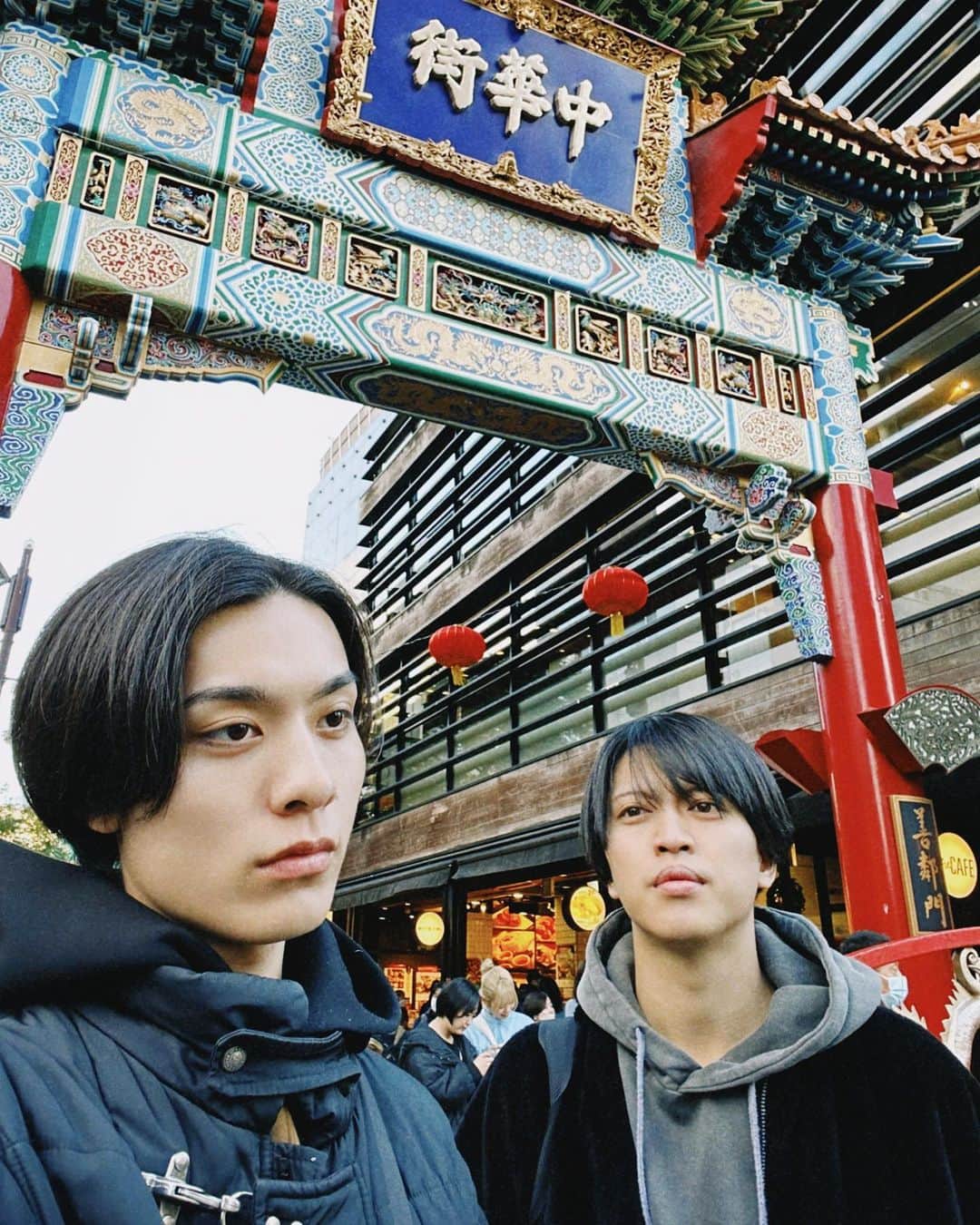 吉田知央のインスタグラム：「昨日、お真修と横浜に遊びに行って休日を満喫しました。 2人ともとっても楽しそう。 やっぱ、横浜っていいっすね。  リール作ってみようというノリで、お互いの動画もたくさん撮りました、ので、あとであげます見てくれますか！」