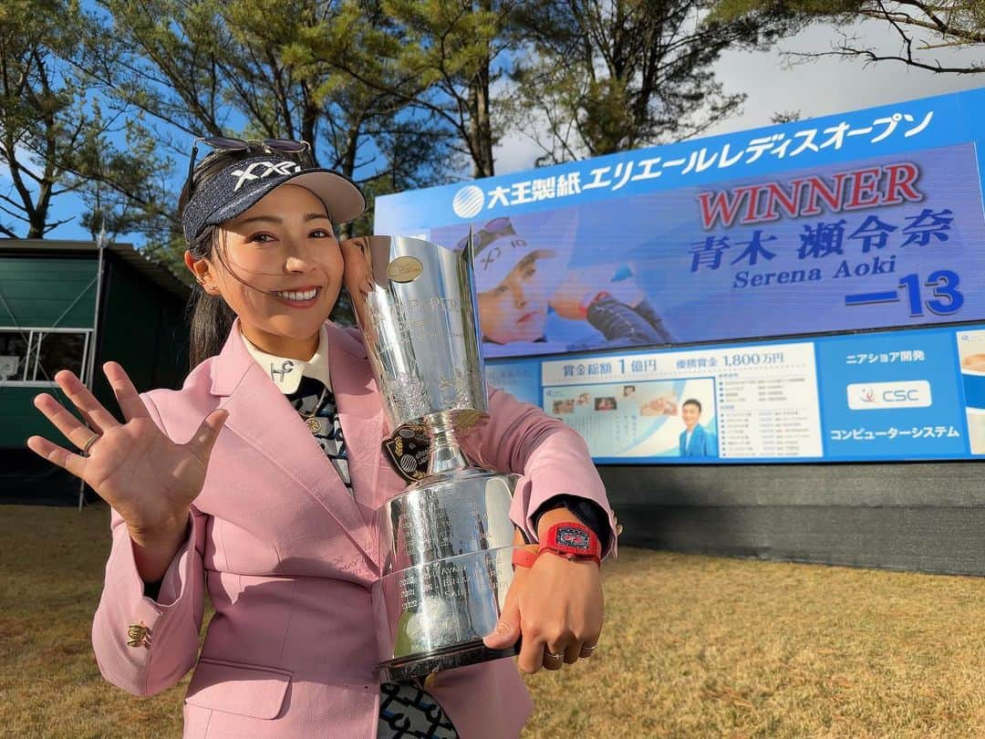 青木瀬令奈のインスタグラム：「. ツアー通算5勝目を挙げることができました！🔥⛳️ 応援ありがとうございます🥹🙇 . 今季目標としていた 複数回優勝を達成することができて とても嬉しいです🥹 . また更に勝利を重ねていけるよう 自分と向き合い 日々の積み重ねを大切に 精進して参ります🔥 . 沢山のメッセージありがとうございます！ ゆっくり返させて頂きます🙇 まずはご報告まで🥹🙇🙇 . . #前進あるのみ　 . #jlpga  #lpga  #golf  #女子ゴルフ　 . . #リシャールミル  #ダンロップスポーツ　 #eyevol  #gripinternational  #m&a cloud  #興電気　 #rangerover  #JTEKT  . . @richardmille  @dunlopgolf_official  @healcreek_official  @eyevol_official  @landroverjpn  #m&a cloud  @oki_denki  @jtekt_hr  . @gol_tra  @eccogolf  @iomic_official  @fujikura_japan  @ustmamiyajapan  @nipponshaft_japan  @odysseygolf  @grind.studio.golf.0606  @bandel_official  #thankyou  .」