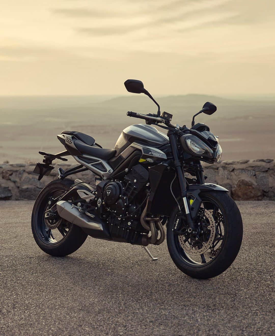 Triumph Motorcycles Japanのインスタグラム：「⁣ Street Triple 765 R - 紛れもないStreet TripleのデザインDNA。⁣ ⁣ #TriumphStreetTriple #StreetTriple765R #トライアンフ #トライアンフはかっこいい #バイク #バイク好きな人と繋がりたい #バイクのある風景 #バイクが好きだ #バイク好き #バイク乗りと繋がりたい #理想のライドがそこにある #triumph #ForTheRide #OfficialTriumph #TirumphMotorcycles」