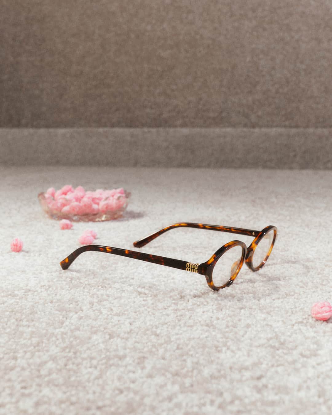 のインスタグラム：「Miu Regard sunglasses for the Holiday season.   Photographed by @Annemarie.Kuus. Creative direction by @EdwardQuarmby.   #MiuMiuHoliday #MiuMiuEyewear」