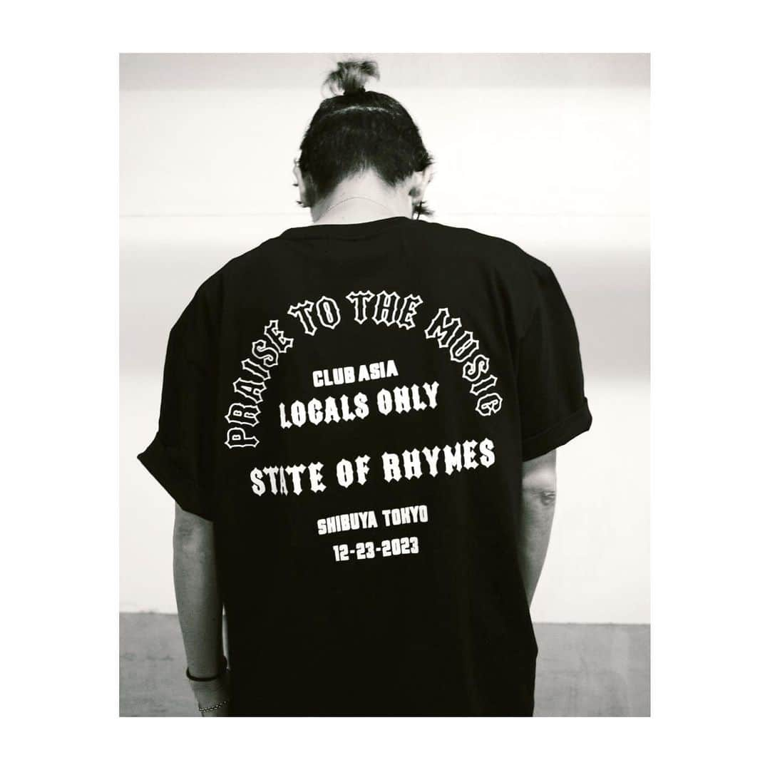 UZのインスタグラム：「UZ BIRTHDAY PARTY “39”のライブ決定を記念してSTATE OF RHYMESからLOCALS ONLY TEEをリリース。 UZ本人が長年愛用しているロサンゼルスのショップTシャツのデザインをオマージュし、UZが好きな言葉PRAISE TO THE MUSICやライブ会場であるCLUB ASIAなどの文字を配置してBDP使用にアレンジ。 5.6オンスの生地、首まわりの縫製にダブルステッチ。スタンダードで着やすいボディになっています。 BLACK / WHITEの２色展開。  LOCALS ONLY TEE (S,M,L,XL) 税込5,500円  ≪こちらは予約商品となります≫ 受注生産となります。 予約〆切日：２０２３年１１月２６日（水）２１：００迄  #UZ #STATEOFRHYMES」