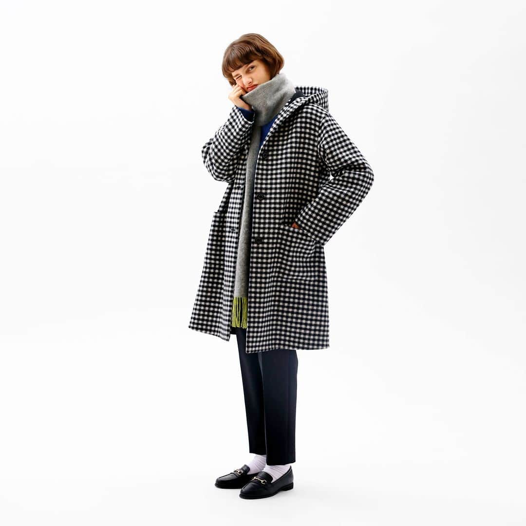 MACKINTOSH PHILOSOPHYのインスタグラム：「【WOMEN】 リバー縫製を用いた軽い着心地のウールフーデッドコート。立体感のあるフードが顔周りに奥行きを持たせ、すっきり小顔効果もあるのが嬉しいポイント。 ミニマルなデザインに落とし込んだ、飽きの来ないシンプルなデザインでデイリーに活躍してくれる1着です。  COAT(H5B08-253)  ￥68,200(with tax)  KNIT(H5N51-211)  ￥26,400(with tax)  PANTS(H5R08-255)  ￥26,400(with tax)  MUFFLER(H5703-228)  ￥15,400(with tax)  #mackintoshphilosophy #マッキントッシュフィロソフィー #mackintosh #マッキントッシュ #23aw」