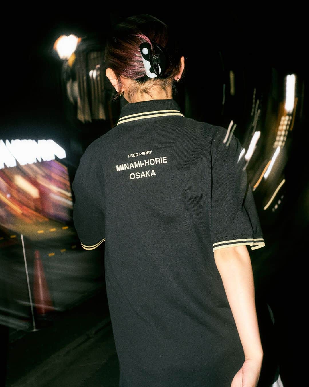 フレッドペリー さんのインスタグラム写真 - (フレッドペリー Instagram)「大阪デザインのフレッドペリーシャツを限定リリース。ポロシャツの背中にはツインティッピングと同じシャンパンカラーでショップのアドレスをプリント。 オンラインとFRED PERRY SHOP OSAKAのみでお買い求めいただけます。  📷 Hayata Matsuzawa  #フレッドペリー #フレッドペリーシャツ #fredperry #fredperryshirt #fpnighttales」11月19日 18時00分 - fredperryjp