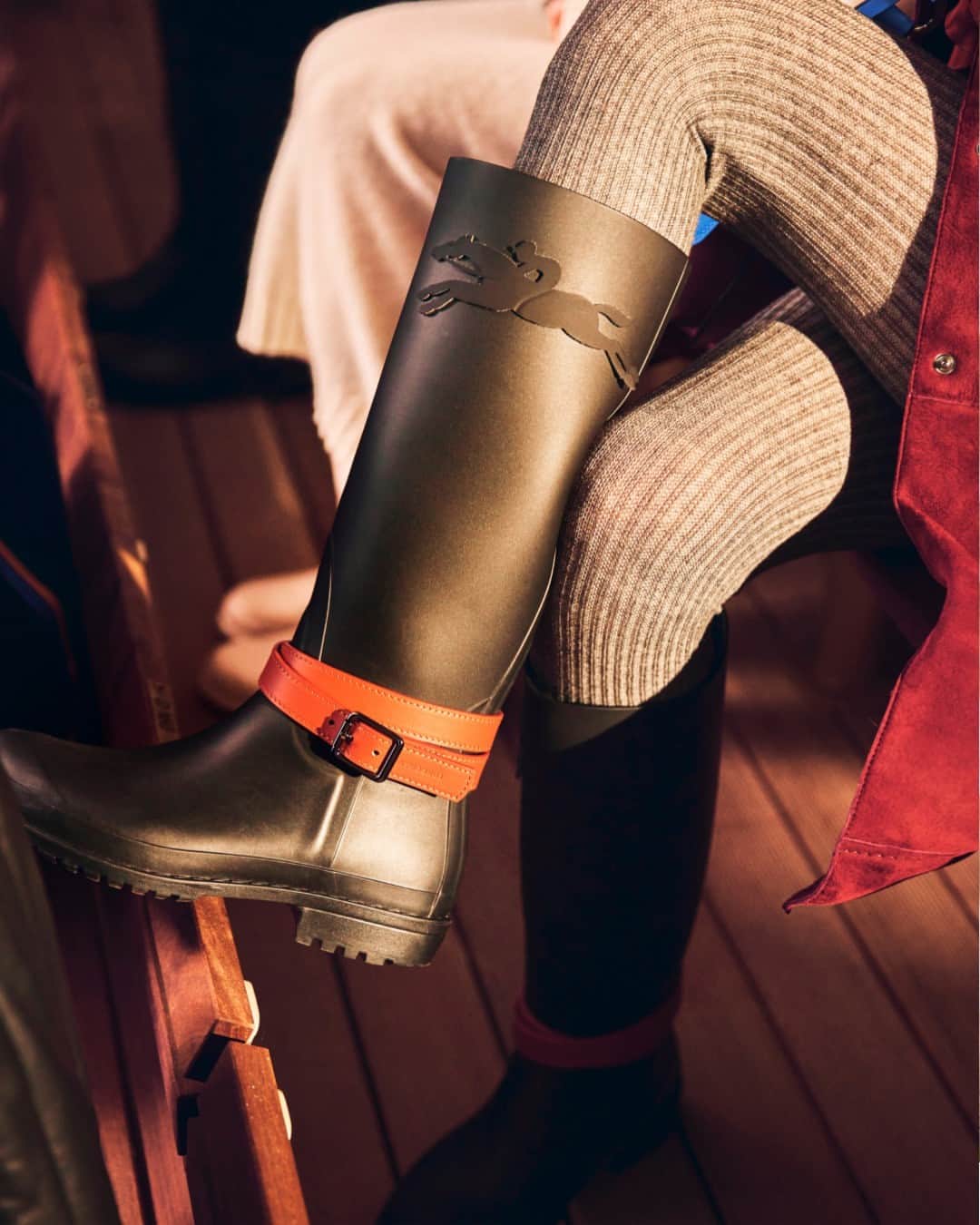 Longchampのインスタグラム：「Early start on the weekend.  Collection : #LongchampFW23 Accessories : #LongchampShoes  Photographer : Guillaume Sanner  #LongchampAtTheRaces #LongchampFW23 #longchamp #cozy #mood #frenchy #hippodrome #closeup #boots #horse #horseracing」