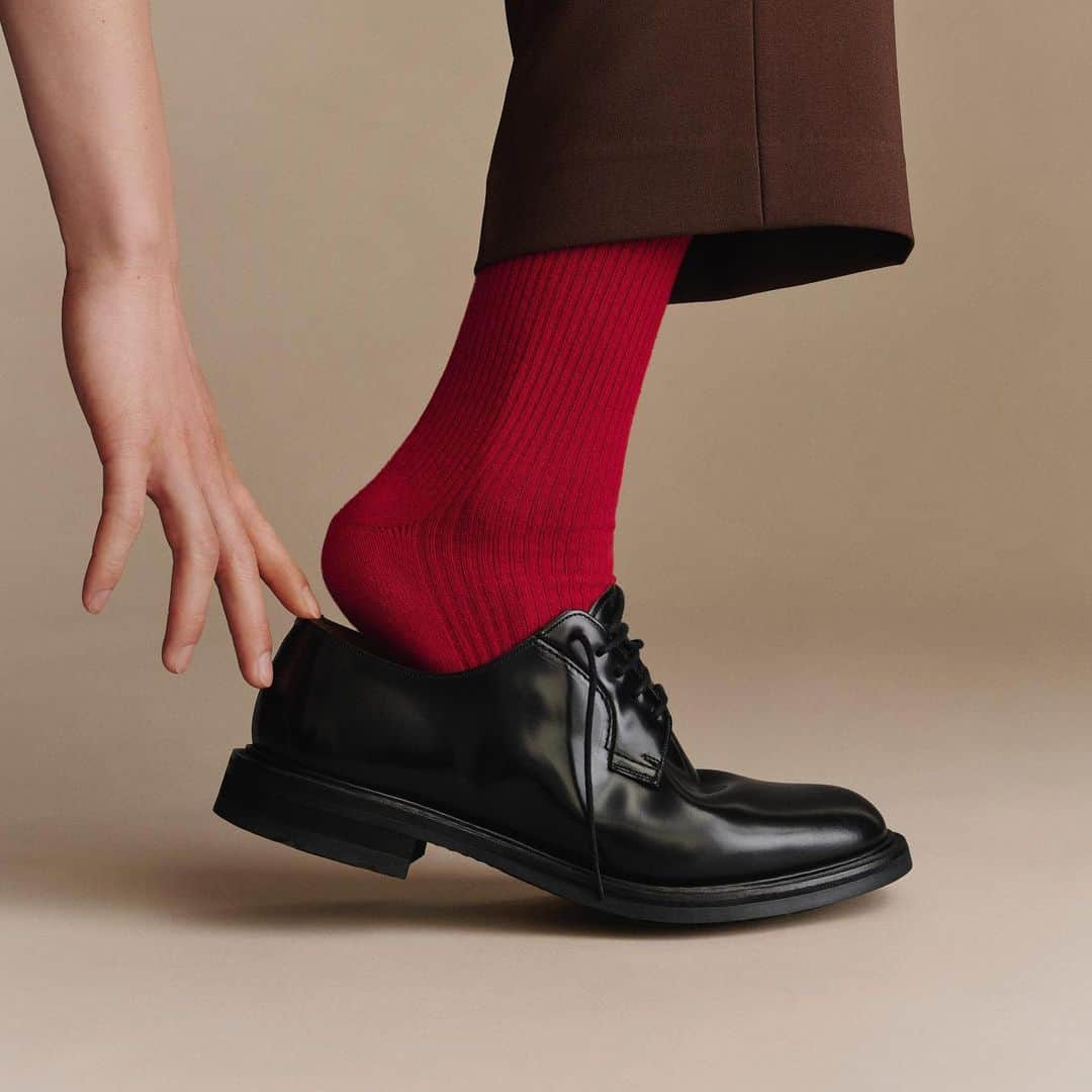 ユニクロのインスタグラム：「Sometimes it’s the little things that brighten a day: complete your look—whatever your style—with any 50 colors of essential Uniqlo socks.   #colorfulsocks #50colorfulsocks #uniqlosocks #UNIQLOMasterpiece #Masterpiece #UNIQLO #LifeWear   *The product availability differs among regions. Please check your regional account or website.」