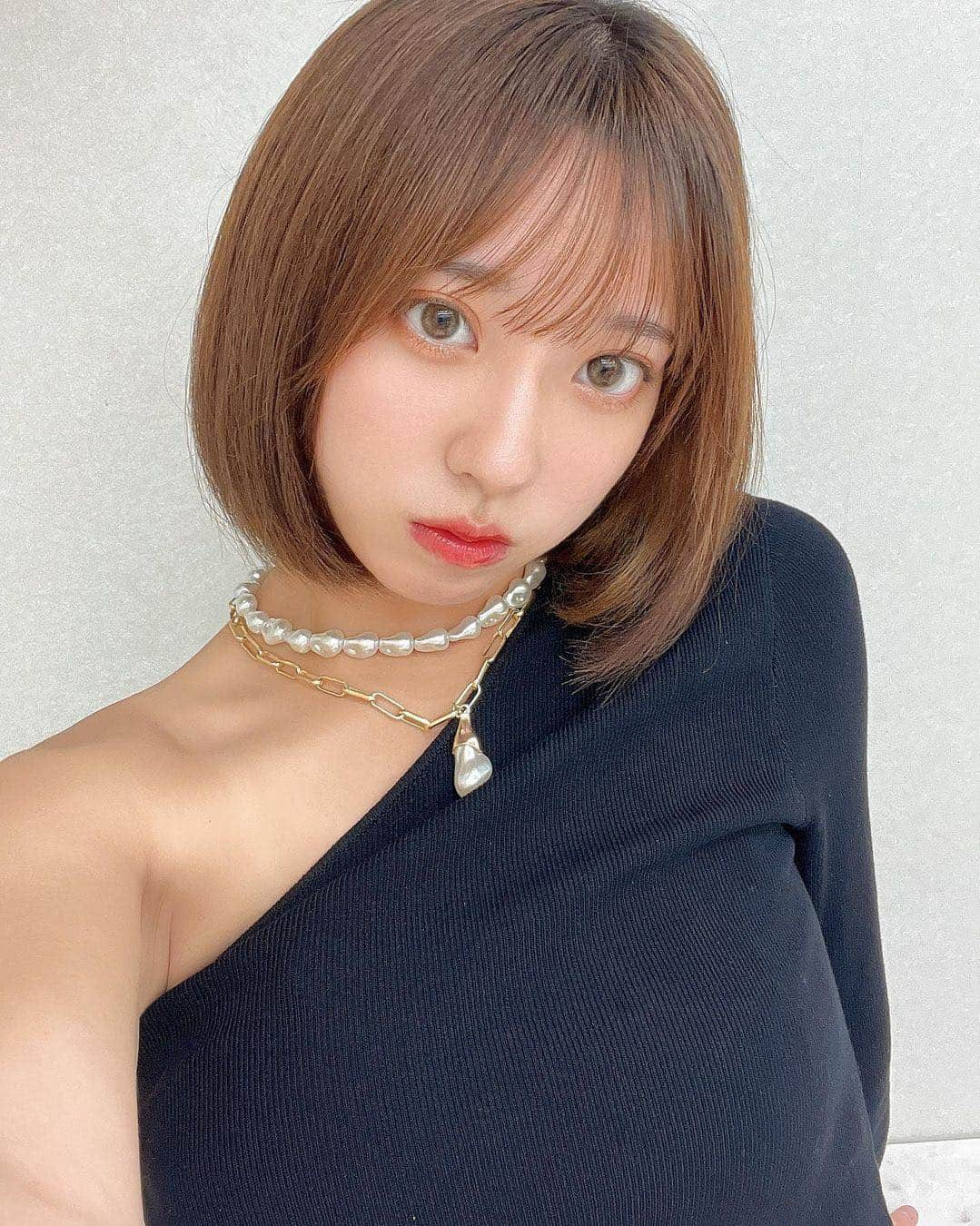 美女naviさんのインスタグラム写真 - (美女naviInstagram)「【美女navi ☻*】🥰📸 * * 今回ご紹介させていただく方は❤️ くるみん さん ▶️▷ @krm._.320  * * # Repost . . めっちゃ大好評の写真🤭 かわいい？🙄 . . くるみん さん のアカウントには 他にも素敵な投稿が(*´﹀`) ぜひ覗いてみてくださいね🧡  * * * 美女navi掲載希望の方は⇒ @bijo_navi ❤️と # 美女navi 、# 美女ナビ タグ付け * 10代限定姉妹アカウント 美少女navi掲載希望の方は⇒ @bishojo_navi 💛と # ビショウジョナビ タグ付け * お願いします✨✨ * * 次回もお楽しみに...😍 * * #ストレートヘア #ショートヘア #さらさらヘアー #アイメイク #ショートカット女子 #ショートボブ #ヘアケア #スタイル抜群 #モデル体型 #くびれ #ナチュラルメイク #美意識 #美意識向上 #赤リップ  #美肌ケア #ネックレス #アイメイク #大人メイク #黒コーデ #ブラックコーデ #カジュアルファッション #カラコン」11月19日 18時01分 - bijo_navi