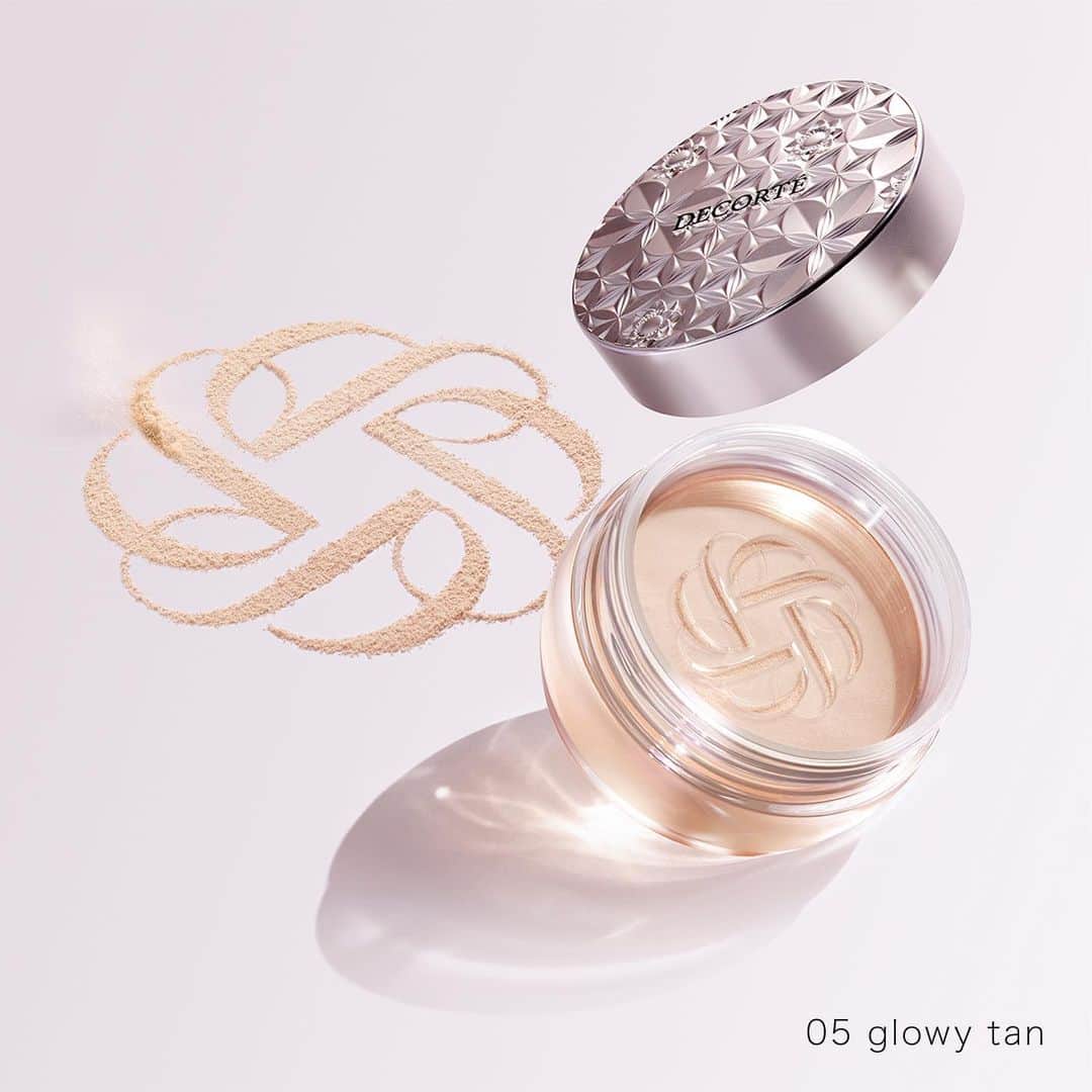 DECORTÉのインスタグラム：「New face powder with 5 textures and 9 types.   05 glowy tan has a semi-glossy texture.  A healthy dark beige tone gives your skin a fresh look.  5質感・9種の新しいフェイスパウダー。  05 glowly tanは、セミツヤ質感。 ヘルシーなダークベージュトーンが、フレッシュな肌印象をもたらします。  1月16日発売　新商品 ルースパウダー　9種  #コスメデコルテ #decorte #ルースパウダー #フェイスパウダー #ベースメイクアップ #ベースメイク#透明感 #素肌感 #毛穴レス  #facepowder #makeup #cosmetics #beauty #jbeauty」
