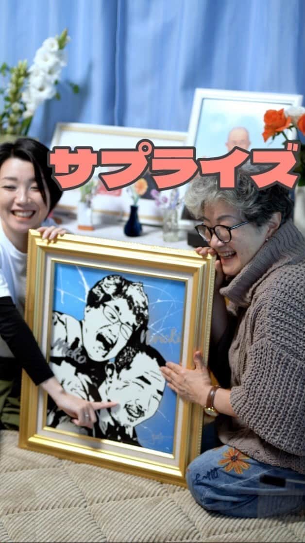 小野裕人のインスタグラム：「「父と母の絵をお願いします」。お母様のことを"めー子"と呼ぶほど母娘仲良しのご依頼主様。2年前に先立たれたお父様と、お母様は本当に仲睦まじい、まさに理想の夫婦だそうです。 ご結婚40周年とお母様のお誕生日をお祝いするサプライズとなりました。 これからは絵の中から ご家族の皆様を見守ってくれますように。 #結婚記念日 #サプライズ #プレゼント」