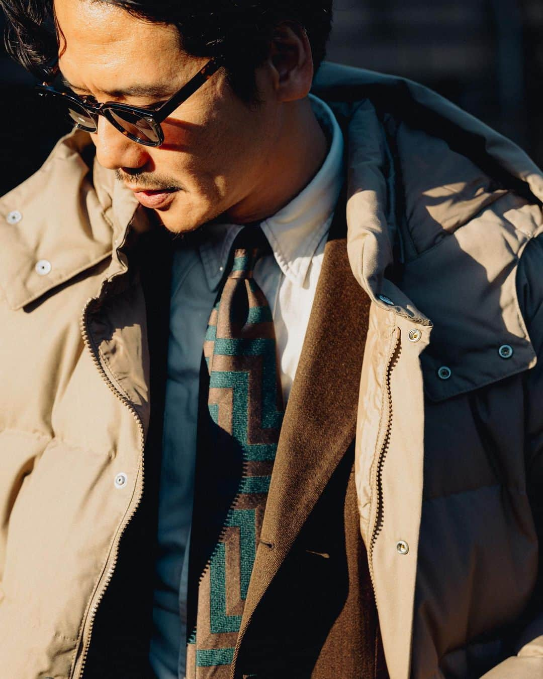 Shuhei Nishiguchiさんのインスタグラム写真 - (Shuhei NishiguchiInstagram)「"Modern⇔Clasic Winter Suit Style"⬅︎⬅︎⬅︎swipe left Ph. @shige_mot0   スーツにレトロダウン。 ヘビーデューティーな空気感よりも上品に装いたい。 スーツスタイルのドレスタウン、ダウンジャケットのドレスアップの狭間。そんなスタイリングが今、新鮮に感じています。  Tap for Brands ・ ITEM Down Jacket： @woolrich ex for @beams_f  Suit： @alfonso.sirica  Shirt： @doublerl  Tie： @seaward_and_stearn  Shoes： @gucci 90's Eyewear： @oliverpeoples  Scarf： @drakesdiary   ・ #beamsf #mr_beams #suitstyle #classicmenswear #gentlemen #follow #pr #influence #bestoftheday #vintagewear #spezzatura #outfitmen」11月19日 18時07分 - shuhei_nishiguchi