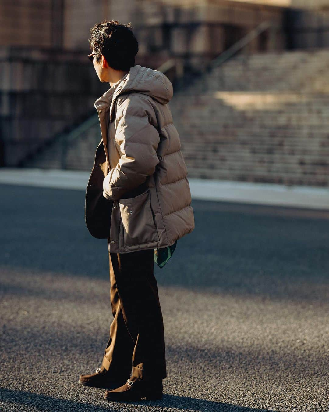 Shuhei Nishiguchiさんのインスタグラム写真 - (Shuhei NishiguchiInstagram)「"Modern⇔Clasic Winter Suit Style"⬅︎⬅︎⬅︎swipe left Ph. @shige_mot0   スーツにレトロダウン。 ヘビーデューティーな空気感よりも上品に装いたい。 スーツスタイルのドレスタウン、ダウンジャケットのドレスアップの狭間。そんなスタイリングが今、新鮮に感じています。  Tap for Brands ・ ITEM Down Jacket： @woolrich ex for @beams_f  Suit： @alfonso.sirica  Shirt： @doublerl  Tie： @seaward_and_stearn  Shoes： @gucci 90's Eyewear： @oliverpeoples  Scarf： @drakesdiary   ・ #beamsf #mr_beams #suitstyle #classicmenswear #gentlemen #follow #pr #influence #bestoftheday #vintagewear #spezzatura #outfitmen」11月19日 18時07分 - shuhei_nishiguchi