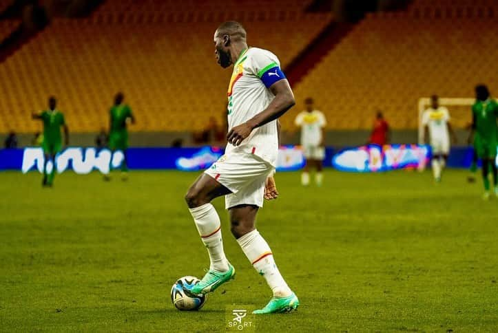 カリドゥ・クリバリのインスタグラム：「🇸🇳 🇸🇸 Belle victoire. Il était important de commencer de cette manière.  Maintenant, place au prochain match. Allez les lions 💪🏿  #SENSSD 4-0 #WC2026 #MankoWutiNdamli #GaindeYi #KK」