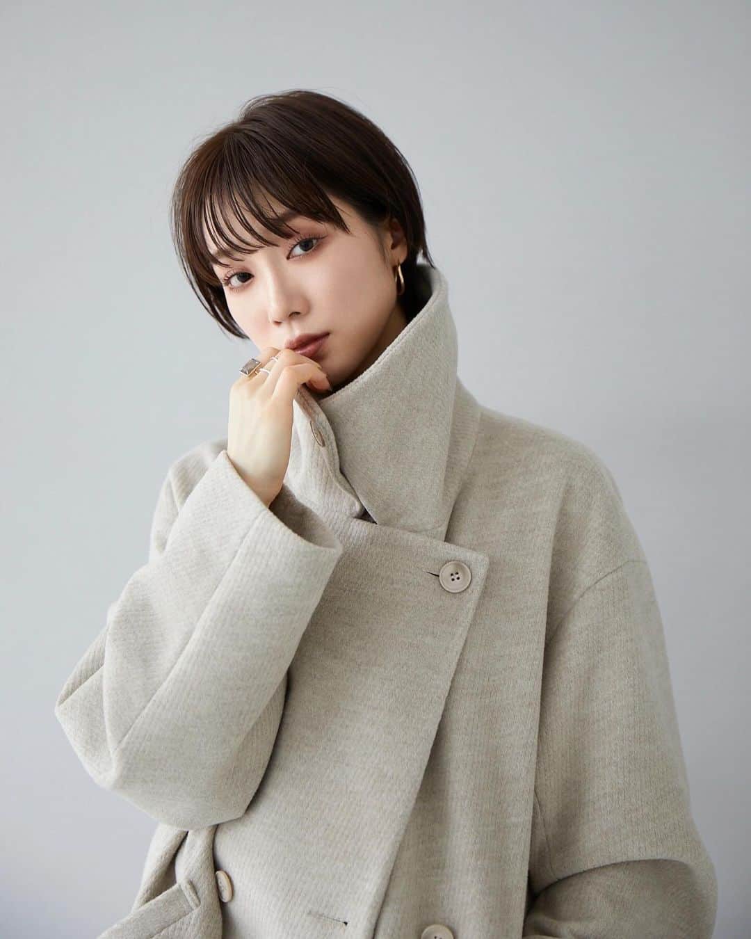 金澤楓のインスタグラム：「スタンドの角度や大きさにもこだわり抜いたRELLオリジナルコート🧥🤎  今週末いよいよ発売いたします❄️ 3色とも定番で使いやすいカラーで、ベージュは絶妙なカラーでイチオシです🫧  @rell_jp  #rell #rell_2023aw」