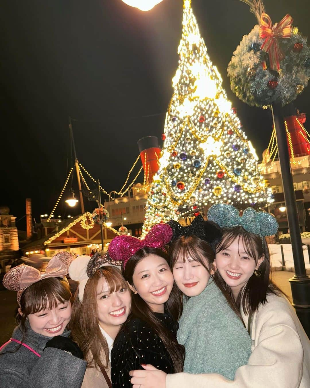 江野沢愛美さんのインスタグラム写真 - (江野沢愛美Instagram)「友達と夜ディズニー🎄  シーのクリスマスツリー、久しぶりに観れて嬉しかった☺︎  とっても混んでて乗り物はほぼ乗れなかったけど、それでも楽しかった✨  次は一周だけバイキングやろうと思ってる（笑） コートは @arumdy_official の新作☁️🤍 #最後のおばショット」11月19日 18時04分 - enosawa_manami