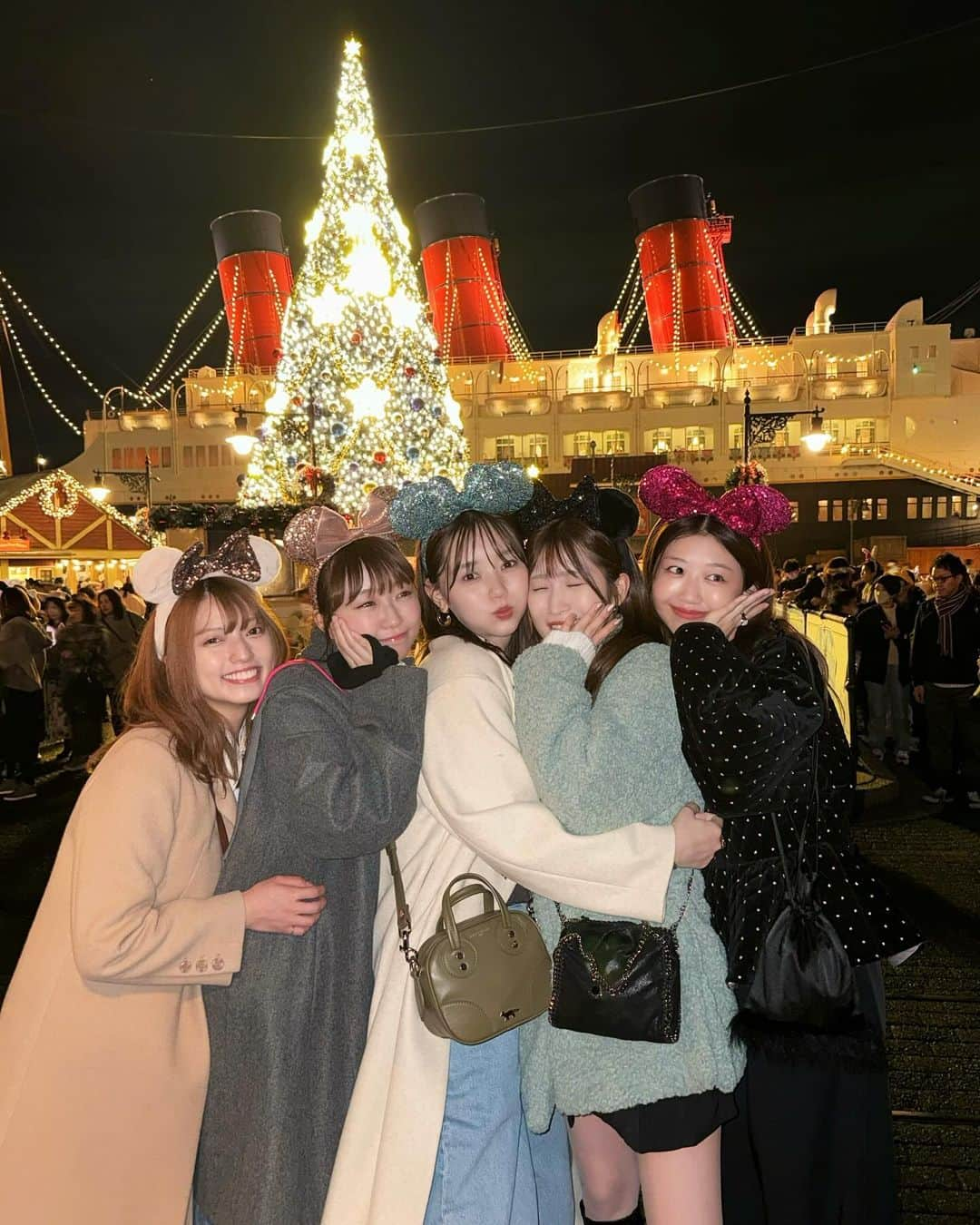 江野沢愛美さんのインスタグラム写真 - (江野沢愛美Instagram)「友達と夜ディズニー🎄  シーのクリスマスツリー、久しぶりに観れて嬉しかった☺︎  とっても混んでて乗り物はほぼ乗れなかったけど、それでも楽しかった✨  次は一周だけバイキングやろうと思ってる（笑） コートは @arumdy_official の新作☁️🤍 #最後のおばショット」11月19日 18時04分 - enosawa_manami