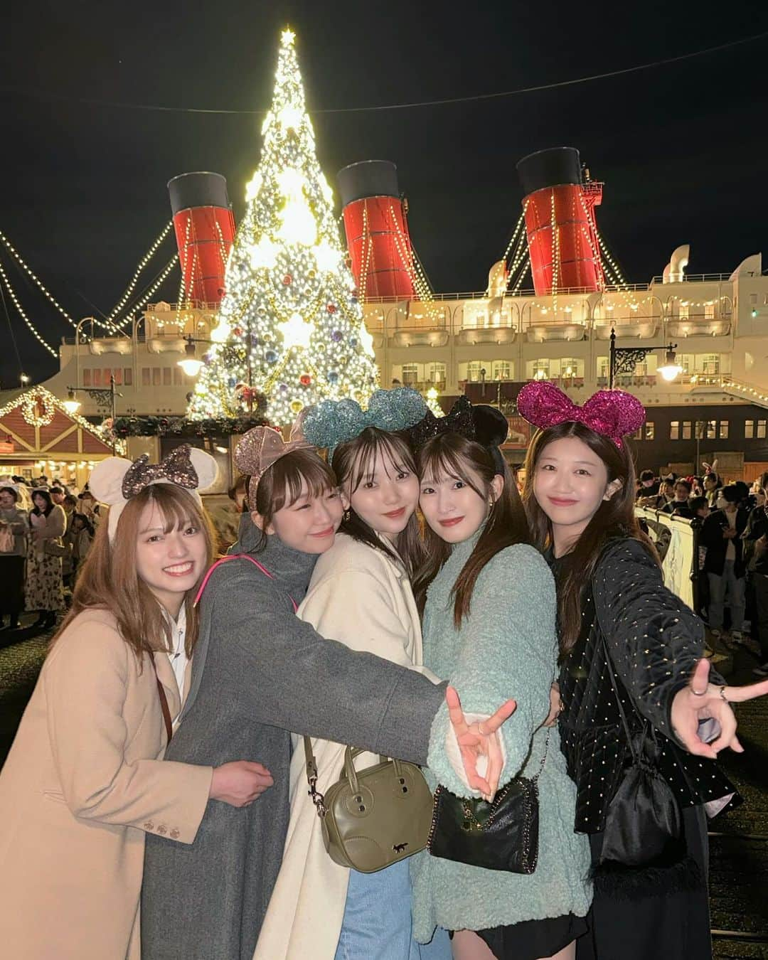 江野沢愛美のインスタグラム：「友達と夜ディズニー🎄  シーのクリスマスツリー、久しぶりに観れて嬉しかった☺︎  とっても混んでて乗り物はほぼ乗れなかったけど、それでも楽しかった✨  次は一周だけバイキングやろうと思ってる（笑） コートは @arumdy_official の新作☁️🤍 #最後のおばショット」