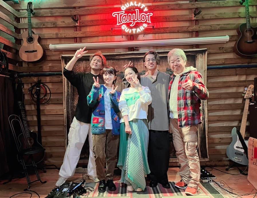 熊木杏里さんのインスタグラム写真 - (熊木杏里Instagram)「aug.1020（オーグ・テントゥエンティ） ワンマンライブへお邪魔いたしました。 お世話になっております方にお誘い頂きました。 お元気そうで何よりでした。  20代のリアルさがあって なにより歌声の素晴らしさ。 歌い出しや、語尾に 癖があって、それが心地良かったです。。 万作さんとビールを飲みながら再会も出来て 良い時間でした🌕  しかもテイラーのお店でして いつでもメンテナンス受け付けますよ！とマスターが。 良いご縁を頂きました。」11月19日 18時05分 - anri.kumaki