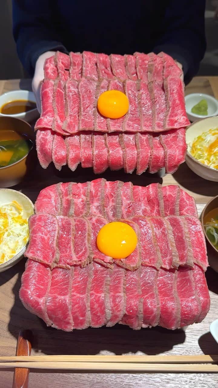 大見さなえのインスタグラム：「渋谷『スタンドヒロキ i♡meat』 総重量550g！こぼれ生ステーキ重が 限定30食ランチで楽しめるお店🥩 ⁡ ヒロキヤの人気ランチ！ 恵比寿店はユッケが丸々のった丼、 六本木店では肉刺しがのった丼に続いて 渋谷店も限定ランチが始まった✨ ⁡ 【こぼれ生ステーキ重】2500円 和牛200g、お米350gの総重量550g！ 和牛うちももがお重からはみ出るほど乗ってる！！ ⁡ レアめのしっとり柔らかいお肉に ガーリックバターソースかけるとお箸止まらない🤤 ⁡ サイドメニューで味変できる追い黄身や 旨ネギ、韓国海苔などもあるので 自分好みの味付けにして最後まで味わえます✨ ⁡ 店内白を開放感あって、お肉食べたい！って日の 食いしん坊さんにおすすめ🥩 ーーーーーーーーーーーーーーーーーーーーーーー •こぼれ生ステーキ重　2500円 お味噌、サラダ、ガーリックバターソース付き ⁡ ⏰ 12:00〜なくなり次第終了、17:00〜23:00 📍東京都渋谷区宇田川町34-6 M&Iビル  ーーーーーーーーーーーーーーーーーーーーー #スタンドヒロキ #こぼれ生ステーキ重 #渋谷ランチ #めぐログ_渋谷 #めぐログ_ランチ #東京ランチ #東京グルメ #渋谷グルメ #和牛 #wagyu」