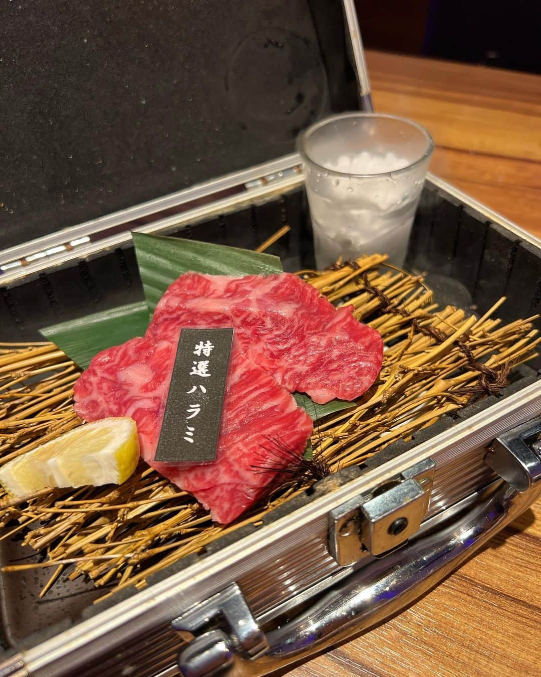 みき みーやんさんのインスタグラム写真 - (みき みーやんInstagram)「まるで精肉店！？🥩食べ放題焼肉😍 . ヤキニクギャング @yakiniku.gang.umeda  . 精肉店でお肉を注文するみたいな ショーケースがお店にあって それだけでもテンション上がるし映えー🤣❤ . 1番初めに階段盛りに美味しそうなお肉たちが 乗って出てくるんだけどそれを食べたら あとの注文はタッチパネルで楽ちん♡ . . 食べ放題だからとりあえず食べたい物頼みまくって 食べまくるー！🤣❤ お肉の他にもチーズボール、キムチ、ユッケ トッポギ、ハツのお刺身などお腹はち切れる寸前まで 食べたよ！！🤣❤ . 予約特典でもらえるアタッシュケースに入った ハラミもいただいたけど めちゃくちゃ柔らかかったー！🥩 . . わいわい楽しみながらお腹いっぱい食べられるし お友達同士やデートでも盛り上がりそう😍💕 . . #PR#焼肉ギャング#大阪焼肉#梅田焼肉#ネオ焼肉#焼肉食べ放題#梅田グルメ#梅田ランチ#梅田ディナー#グルメ女子#肉食女子#yakiniku#大阪グルメ#大阪ランチ#フリーモデル#大阪ディナー#osakagourmet#食べ放題#yummy#秋コーデ#冬服#メイクアップ#ショーケース#大阪デート#ニットコーデ#プチプラコーデ#ミディアムヘア#ランチ巡り#焼肉動画#関西フリーモデル」11月19日 18時15分 - mi_yan0101