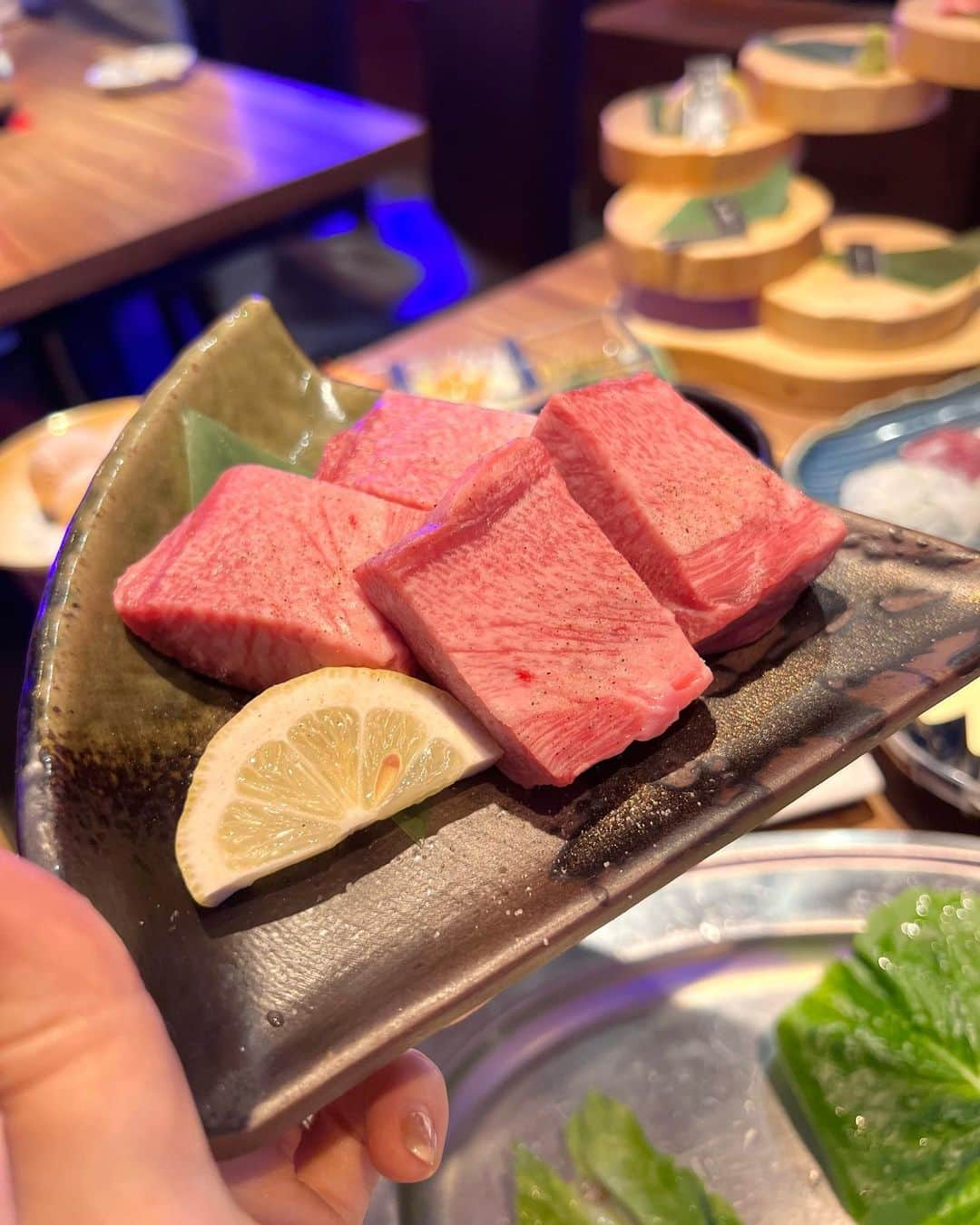 みき みーやんさんのインスタグラム写真 - (みき みーやんInstagram)「まるで精肉店！？🥩食べ放題焼肉😍 . ヤキニクギャング @yakiniku.gang.umeda  . 精肉店でお肉を注文するみたいな ショーケースがお店にあって それだけでもテンション上がるし映えー🤣❤ . 1番初めに階段盛りに美味しそうなお肉たちが 乗って出てくるんだけどそれを食べたら あとの注文はタッチパネルで楽ちん♡ . . 食べ放題だからとりあえず食べたい物頼みまくって 食べまくるー！🤣❤ お肉の他にもチーズボール、キムチ、ユッケ トッポギ、ハツのお刺身などお腹はち切れる寸前まで 食べたよ！！🤣❤ . 予約特典でもらえるアタッシュケースに入った ハラミもいただいたけど めちゃくちゃ柔らかかったー！🥩 . . わいわい楽しみながらお腹いっぱい食べられるし お友達同士やデートでも盛り上がりそう😍💕 . . #PR#焼肉ギャング#大阪焼肉#梅田焼肉#ネオ焼肉#焼肉食べ放題#梅田グルメ#梅田ランチ#梅田ディナー#グルメ女子#肉食女子#yakiniku#大阪グルメ#大阪ランチ#フリーモデル#大阪ディナー#osakagourmet#食べ放題#yummy#秋コーデ#冬服#メイクアップ#ショーケース#大阪デート#ニットコーデ#プチプラコーデ#ミディアムヘア#ランチ巡り#焼肉動画#関西フリーモデル」11月19日 18時15分 - mi_yan0101