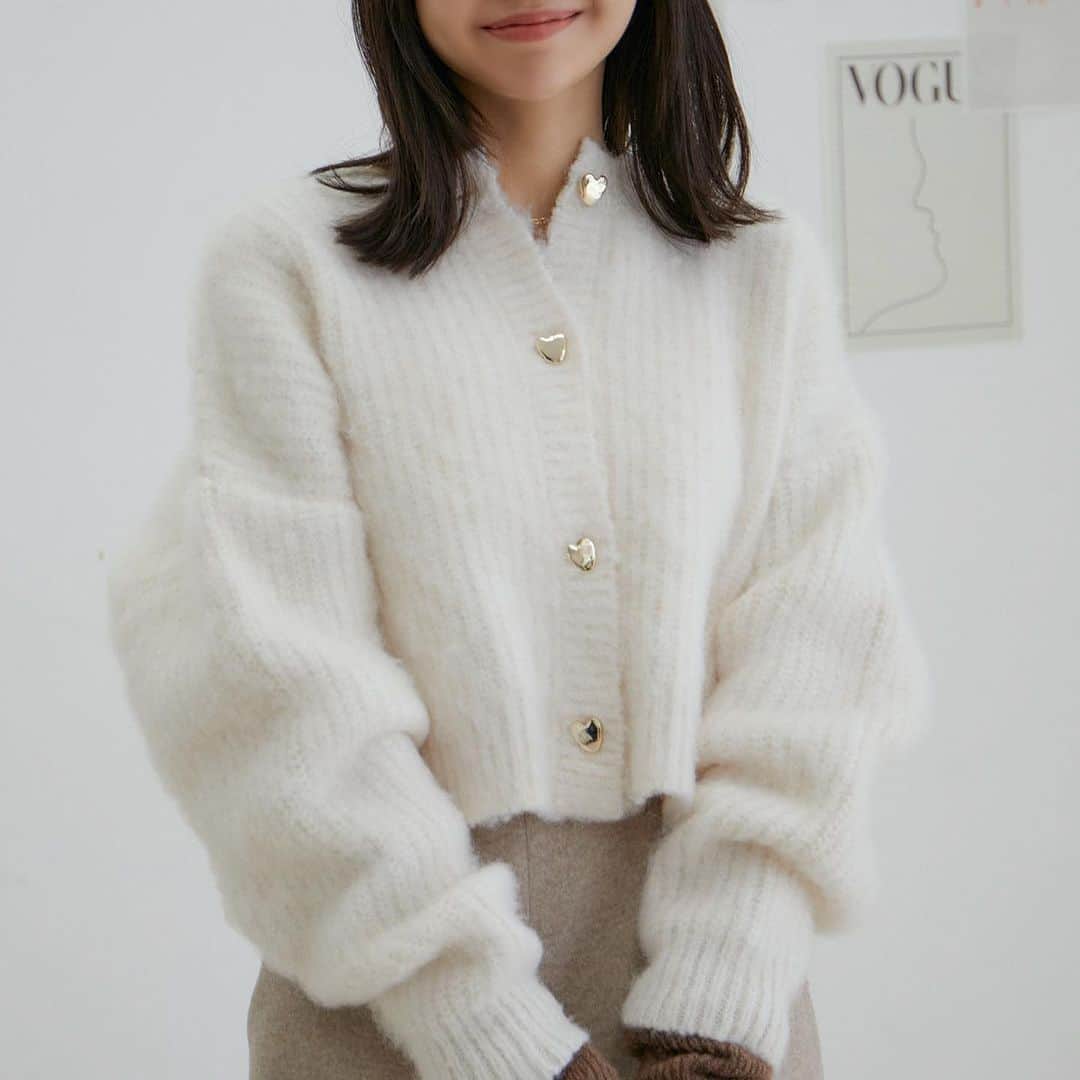 ViSさんのインスタグラム写真 - (ViSInstagram)「【web限定アイテム】  お気に入り数上位の注目アイテム！  肉感素材で寒い日も暖かい！♡ キラッと光るハートボタンが可愛すぎます💓  #BVK83040 【WEB限定】ハート釦カーディガン ¥6,919 (税込)  スタイリングも載ってますので @jadorejunonline をチェックしてみて下さい！  #vis #vis_jp #ビス#fashion#ootd #大人カジュアル #カジュアルコーデ #カジュアル #レディ#秋#秋コーデ#秋冬コーデ#トレンド#トレンドファッション#ニット#ニットコーデ #ニットカーディガン#ハートボタン#モコモコニット#限定#限定アイテム#大人可愛いコーデ #あったかコーデ」11月19日 18時16分 - vis_jp