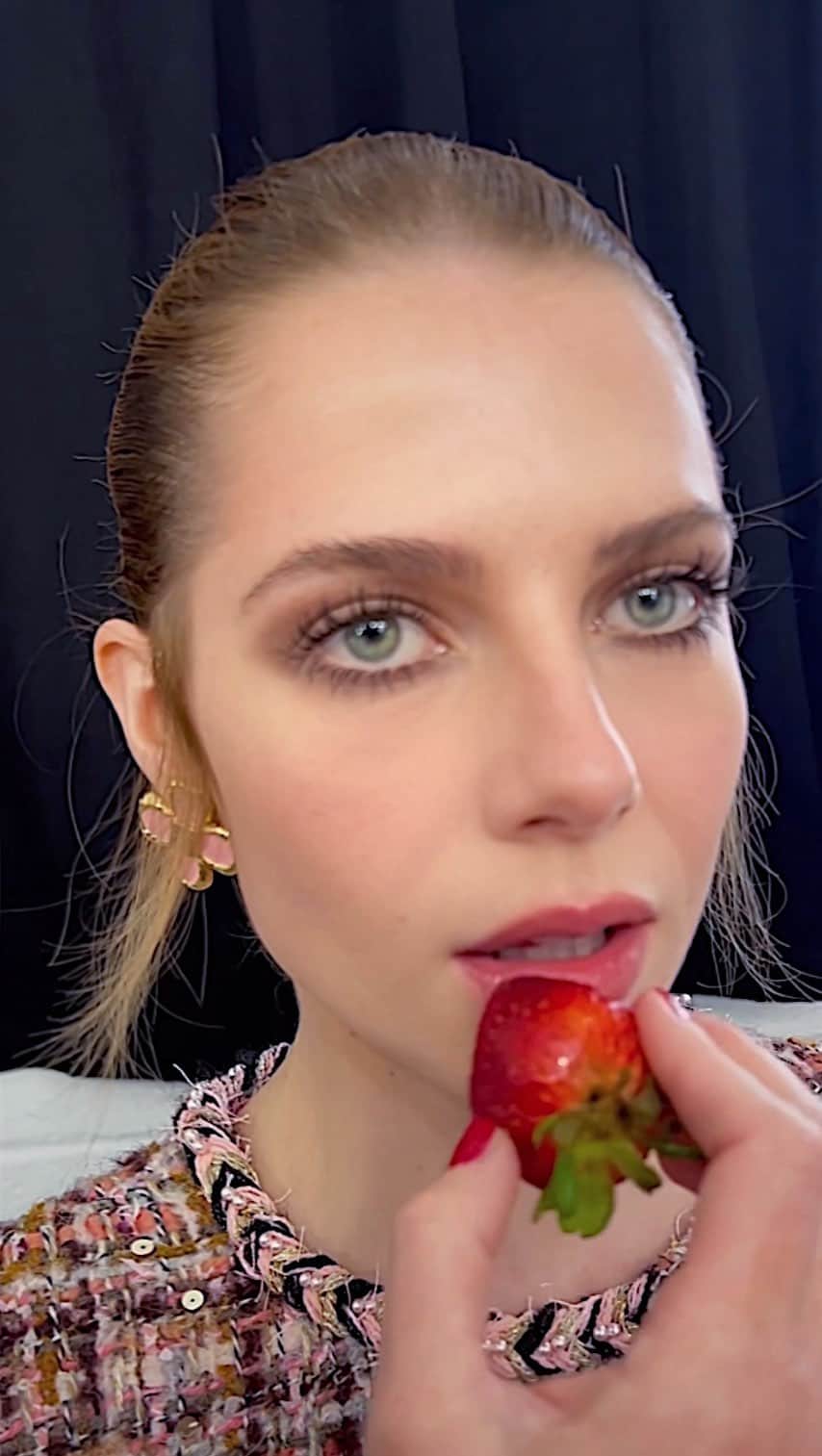 JO BAKERのインスタグラム：「L U C Y • B O Y N T O N 🇬🇧 Glazed strawberry juice lips on #lucyboynton for @harpersbazaargermany cover story 🍓  …back in spring before the #strawberrygirl #makeup trend went bananas viral ‼️  Always fun ..smiles and laughter with this iconic #london bird 🇬🇧❤️‼️  #style @chanelofficial  Hair @renatocampora  Makeup by me #jobakermakeupartist using #strawberries #desertroadtrip #eyeshadow palette + #tarantulash @bakeupbeauty 🥰‼️  #makeup #makeupoftheday #makeuptutorial #makeupaddict #makeuplover #makeuptricks #fruity #strawberries #harrysberries #makeupartist #makeuplook #makeupartistsworldwide #beautyhacks #beauty #tarantulash #lashes #eyes #instagood」