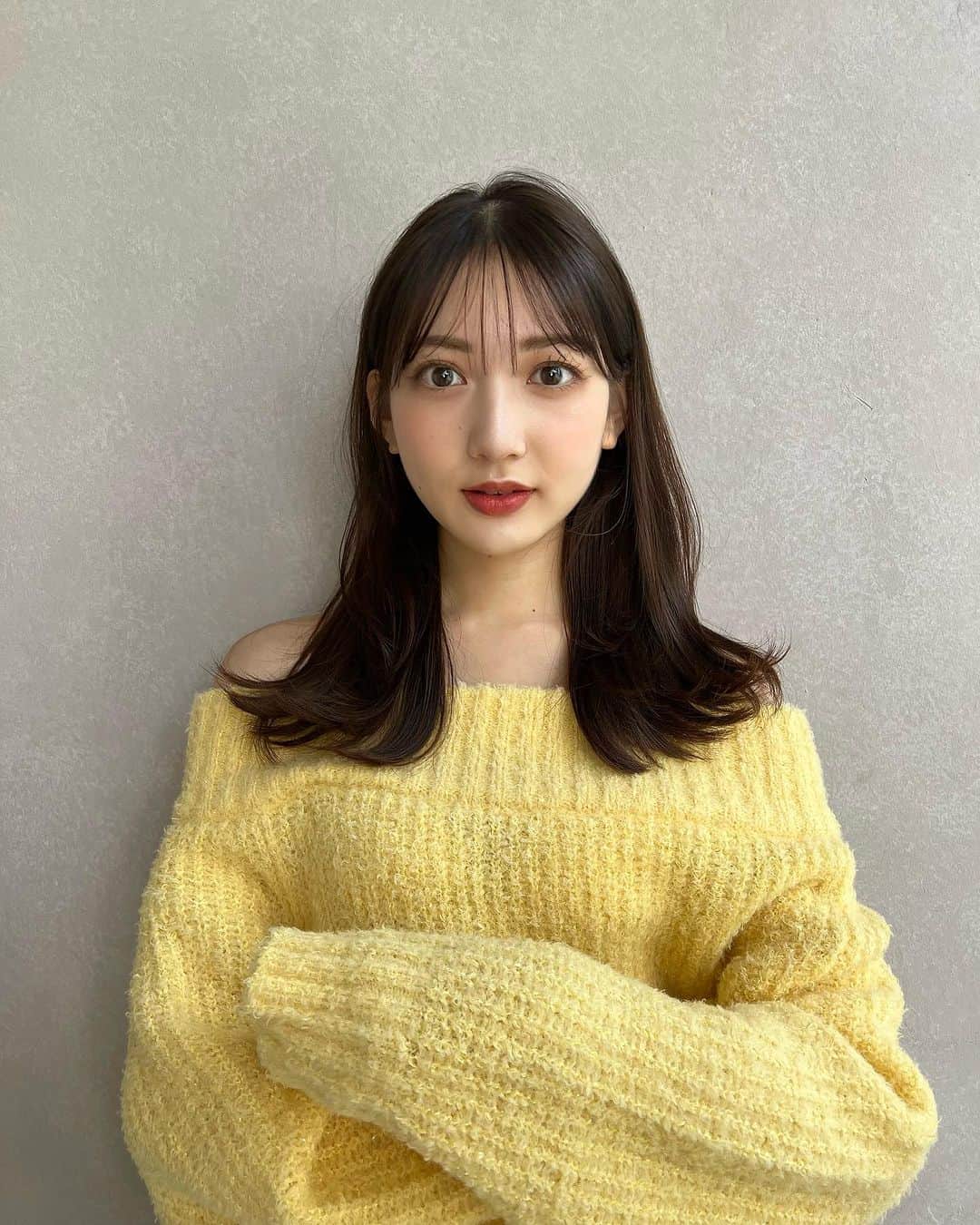 宮﨑葉苗のインスタグラム：「. 久しぶりに美容院で撮っていただいた写真を📸✨  イエロー普段着ないから新鮮かも🌼  #ミディアムヘア#ロングヘア#レイヤーカット#ワンカール#巻き髪#ヘアアレンジ#韓国ヘア#オフショルダー」