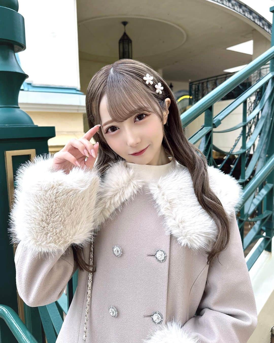谷崎早耶さんのインスタグラム写真 - (谷崎早耶Instagram)「🎀🤍  あまあまなアウターを着たよ💭  くすみピンクだいすき！もこもこで凄いかわいいだね💓 冬にぴったりだからたくさん着ようと思います〜♩  フェイクファービジューコート(🔎985145)  #PR #アプレジュール #ZOZOでしか買えない  #アプレ部 #フレンチガーリー」11月19日 18時09分 - tanizaki_saya__