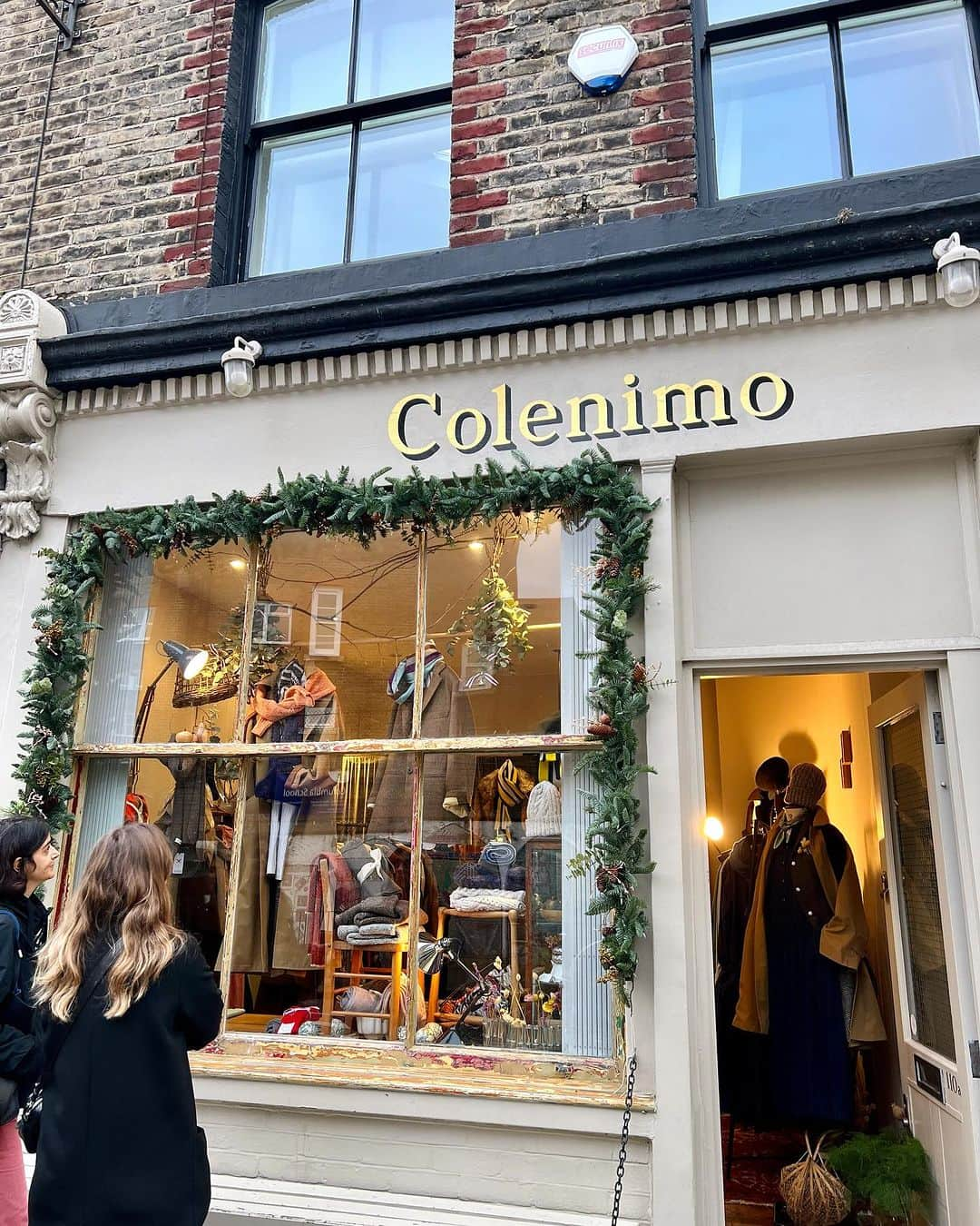 コレニモさんのインスタグラム写真 - (コレニモInstagram)「Getting Christmassy 💞 #colenimo #columbiaroad #columbiaroadflowermarket」11月19日 18時10分 - colenimo