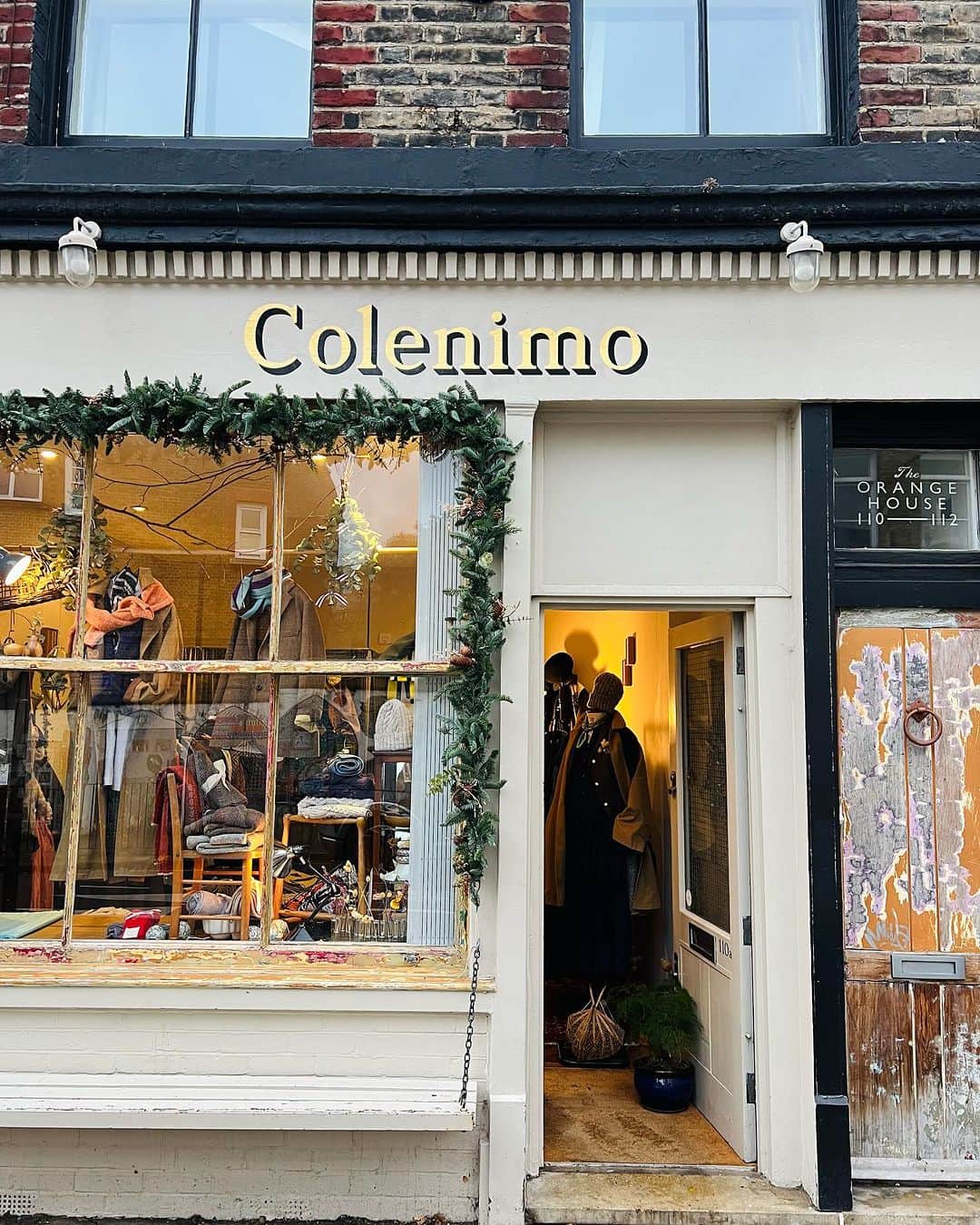 コレニモのインスタグラム：「Getting Christmassy 💞 #colenimo #columbiaroad #columbiaroadflowermarket」