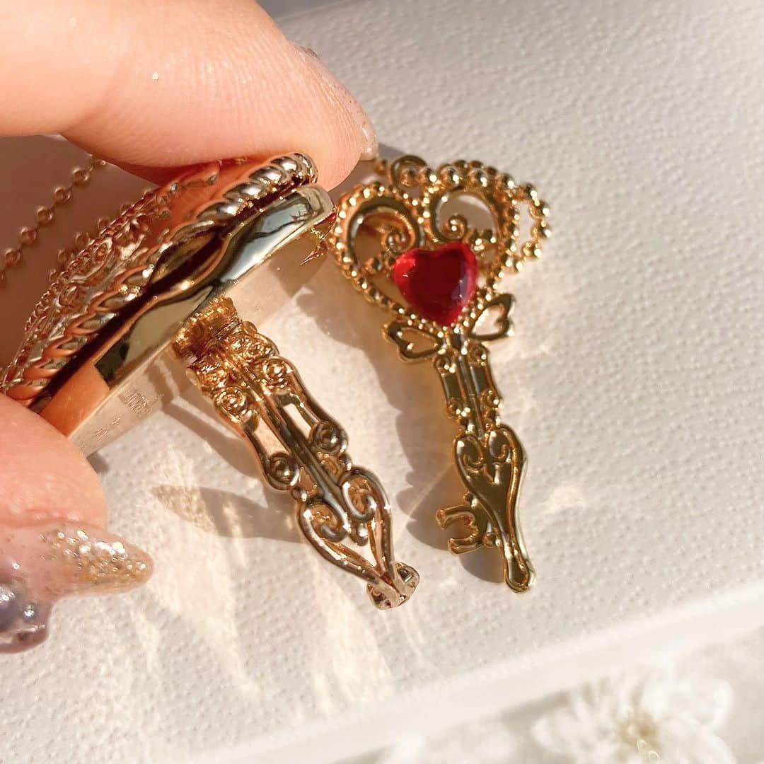 Fukiko-マルベリコさんのインスタグラム写真 - (Fukiko-マルベリコInstagram)「🗝💓❤️  ゴールドカラーには赤色のハートを、 シルバーカラーにはピンク色のハートがついています。  鍵の細長い部分は、指輪の腕の部分のデザインとお揃いにしました🌷  チャームとしてお使いいただくのはもちろんのこと、 ロケットの扉を、指で開けづらい方はこちらの鍵をお使いください！🌼 (詳しくはリールにて投稿予定です)  ネックレスに通したりするのも可愛いだろうなーと、個人的に思っています😊  #ハンドメイドアクセサリー   #キラキラ #ハート #アクセサリー作家 #kirakira 　#ハート　#魔法少女 #魔法アイテム 　#handmade #accessory #cute  #귀여워 #반지 #악세사리 #반짝반짝　#💍　#💖　#キーチャーム #キーチェーン」11月19日 18時10分 - palpitation03