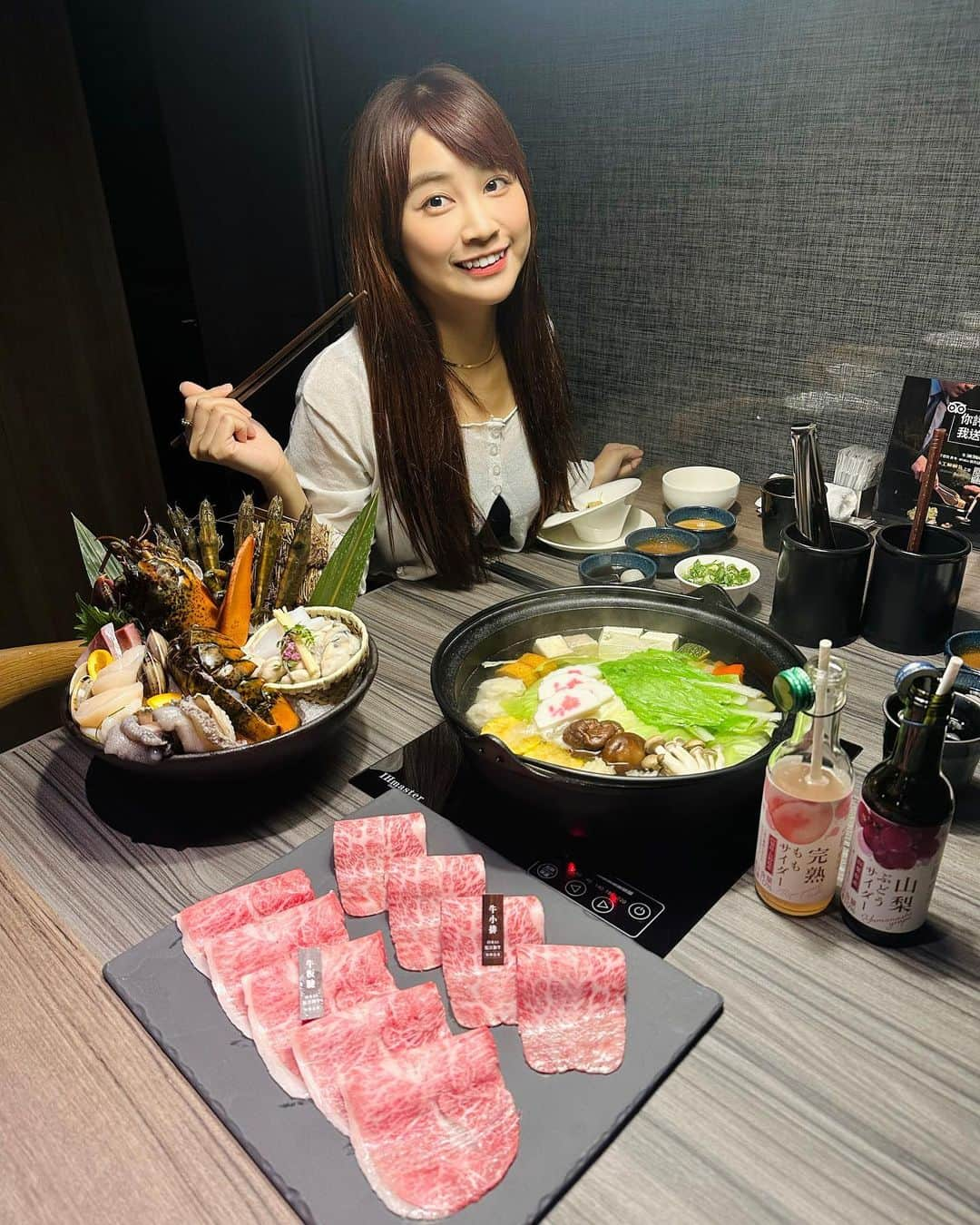 陳伊のインスタグラム：「天氣變冷了就要來吃火鍋🍲 媽咪生日一定要給她最厲害的火鍋 剛好想到  @shi.ling_shabu_dz 在萬豪酒店有新開幕就來吃囉！   食令在萬豪酒店有許多用餐包廂🍴 也有較大舒適的用餐空間 給人賓至如歸的感受  新鮮直送的蔬菜盤、頂級活鮮海鮮🦞 最讓我驚艷的是「近江牛」🐮 涮5～8秒放入口中 整個肉的香氣在嘴裡化開 肉質柔嫩 脂肪很甘甜 非常細緻的口感😍 整體都有桌邊專人服務  玉米、鮑魚、龍蝦、蝦子 都有專人幫你處理好  根本是皇帝般享受😎 最後一定要來一碗精華的龍蝦粥🦞 整鍋的精華被我吃個精光 實在是太舒服啦～～～  👕/ @caco_tw   #食令shabu #台北萬豪酒店 #台北高級火鍋」