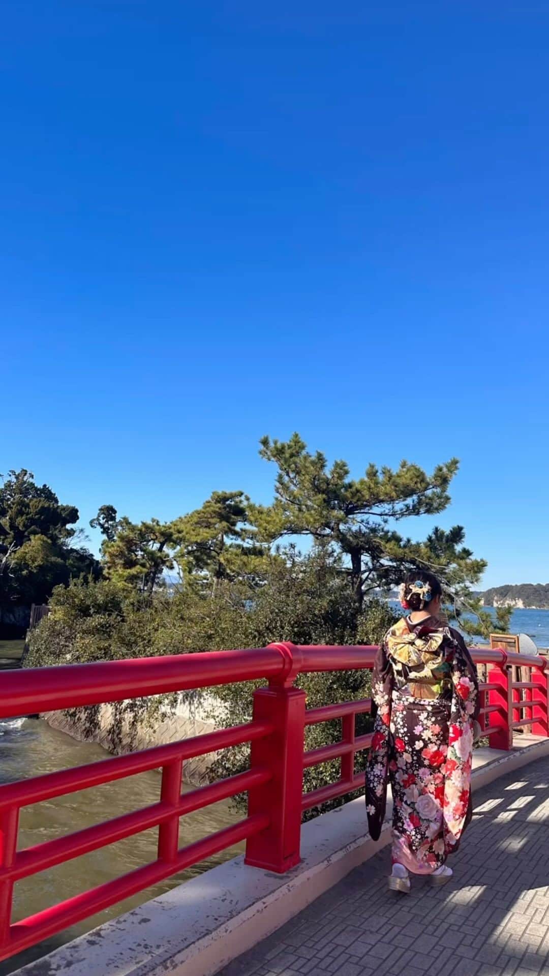 坂木優子のインスタグラム：「♡♡♡  風もなく穏やかな晴ればれ☀️ さすがハレfamily🤍 次女の成人式の前撮りをしてきました♡ @miles_beach さん　 長女のときからお世話になってます🤍 今年の写真もとっても楽しみです♡ そして着付け師の　@rinto_kimono  のりこさん♡岡山から始発で来てくださって😭 本当に感動です♡ @1120kazumi  かずみちゃんもありがとう♡ 今年も最強のおふたりに仕立てていただき感無量です🤍  小中過ごした思い出のたくさんある葉山で♡  そしてひさしぶりに4人揃っての会食をし　成人のお祝いをすることができてホッとしています♡ 娘たちの振袖は　それぞれ私からのプレゼント♡♡♡ みんなの想いがひとつになって♡ 良き１日となりました🤍 無事にここまで育ってくれたことに感謝です♡ そしてこれからも見守っていてください♡よろしくお願い致します♡  #成人式 #前撮り #撮影会 #成人式ヘア #振袖ヘア #アレンジヘア #海のある生活 #湘南ライフ #葉山 #森戸海岸 #一色海岸 #着付け #着物 #コーデ #撮影日和 #娘たち #日影茶屋 #お祝いごはん #家族写真 #ありがとう#感謝#成長記録   #坂木優子」