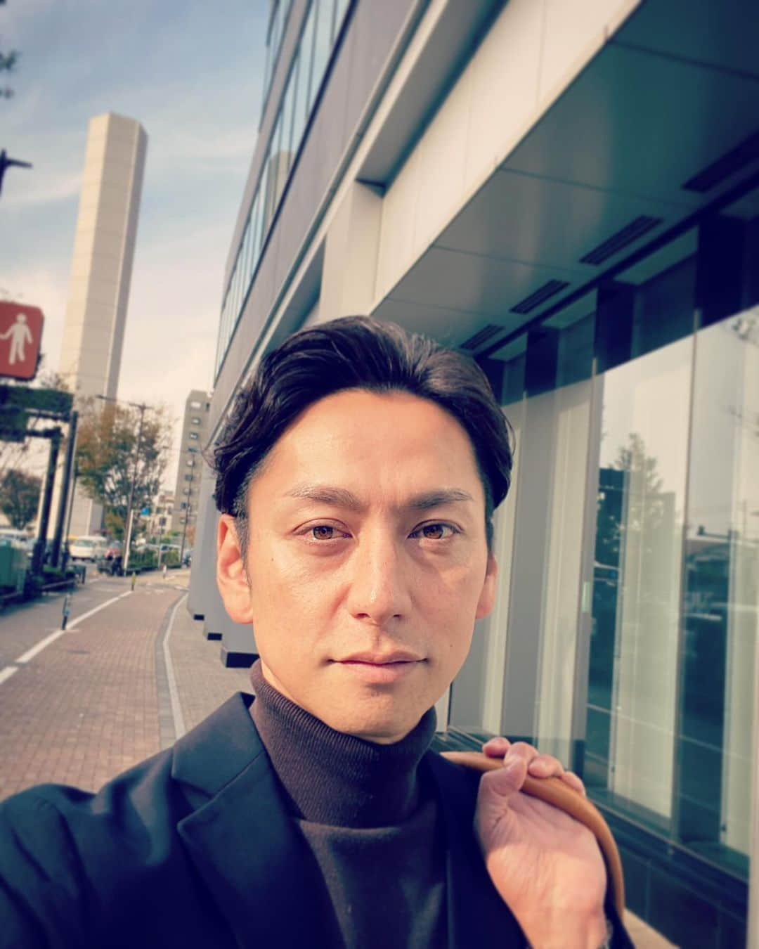 川久保拓司のインスタグラム：「秋めいてきた。 っていうか、季節すっ飛ばして急に寒くなってきましたね！でも、このくらいの気温は本当に過ごしやすいなぁ。 年末にかけて、速度を増していくスケジュール、しっかりと、大切に駆け抜けたいと思います！ #とりあえず寒くなったらハイネック」