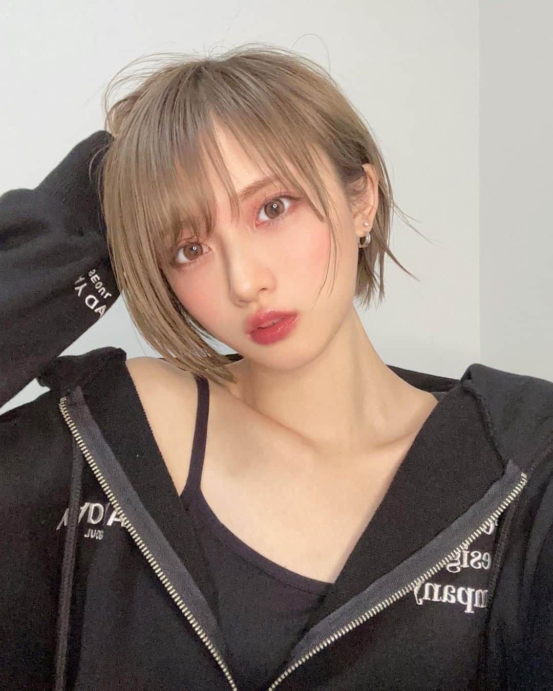 海月らなのインスタグラム：「ショートしたらロングに戻れなくなる  #ショート #グレージュ」