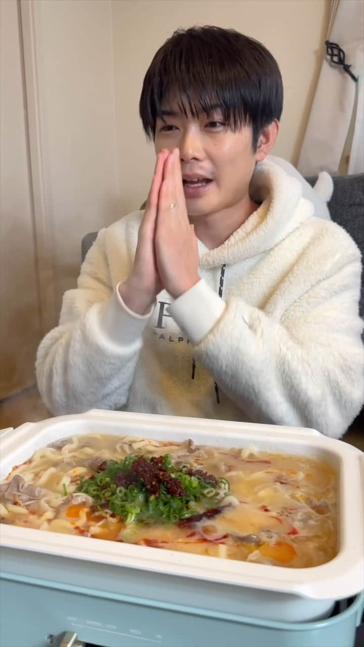 ぴーきちのインスタグラム：「うどんのうまいやつ作ってみました！ 【うどん】 〈材料〉 うどん600g 豚ばら肉200g えのき1袋 たまご2個 水溶き片栗粉（片栗粉大2:水大4） A 水800ml 醤油大さじ2 鶏がらスープの素小さじ4 塩少々 Bトッピング お酢 ごま油 刻みねぎ 食べるラー油  〈作り方〉 ①豚ばら肉とえのきは食べやすい大きさに切ります。 ②鍋に①とAを入れて火が通ったら水溶き片栗粉でとろみをつけます。 ③茹でたうどんを入れる。さらに溶き卵を入れて余熱で卵をお好みのかたさにします。 ④お好みでBをトッピングして完成です。  ～～～～～～～～～～～～～～～～～～～～～～～～～～～～～～～～～～  レシピ本第二弾「おつかれごはん おかわり」作っちゃいました！ Amazonや楽天でチェックしてみてくださーーーーい🥰✨  #おつまみ  #おうち時間  #おうち居酒屋  #料理動画  #料理レシピ  #簡単レシピ  #簡単おつまみ  #おかず  #レシピ」