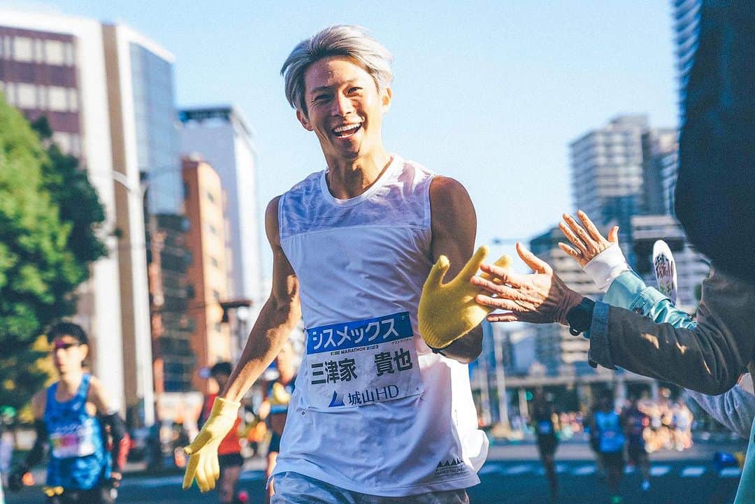 三津家貴也のインスタグラム：「. 【神戸マラソン2023】 2時間30分7秒でなんと公認自己ベストを更新することができました😭✨ コンディションも良く、後半苦しくなってからも皆さんの応援のおかげで乗り切ることができました！！ 今シーズン2戦目のマラソンでこのタイムは自分でもビックリ… ほんとたくさんの応援ありがとうございました。 今回の神戸マラソンは「やってみようプロジェクト」として、マラソン当日の前からSNSやユニフォームに貼るシールなどで盛り上げて、皆さんのチャレンジの後押しや、人と人との繋がりを広げていく取り組みを行わせていただきました。 マラソンを通じて広がっていく笑顔や交流の輪を、より広げるお手伝いができてたら嬉しいです。ご協力いただいた関係者の方々も本当にありがとうございました。 また、本日は参加者や応援の方々と写真やサインをする時間を取れずに申し訳ありません。日頃応援していただいた分は何かお礼をしたいので、どこかのマラソン大会でお会いできたらと思います☺️ また皆さんと一緒にチャレンジできることを楽しみにしています！！ これからも楽しくランニング？ん〜やってみよう☝️✨ #神戸マラソンやってみよう #神戸やってみよう #神戸マラソン #神戸マラソン2023 #Kobemarathon #ASICS #MetaSpeedSkyPlus」
