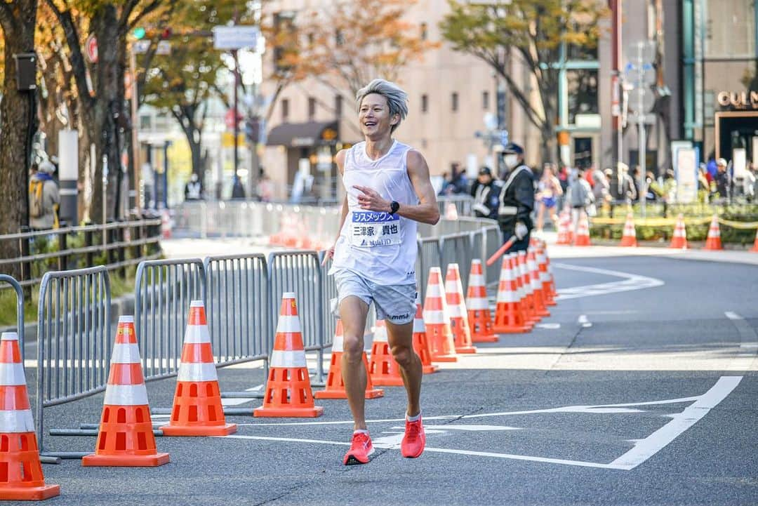 三津家貴也さんのインスタグラム写真 - (三津家貴也Instagram)「. 【神戸マラソン2023】 2時間30分7秒でなんと公認自己ベストを更新することができました😭✨ コンディションも良く、後半苦しくなってからも皆さんの応援のおかげで乗り切ることができました！！ 今シーズン2戦目のマラソンでこのタイムは自分でもビックリ… ほんとたくさんの応援ありがとうございました。 今回の神戸マラソンは「やってみようプロジェクト」として、マラソン当日の前からSNSやユニフォームに貼るシールなどで盛り上げて、皆さんのチャレンジの後押しや、人と人との繋がりを広げていく取り組みを行わせていただきました。 マラソンを通じて広がっていく笑顔や交流の輪を、より広げるお手伝いができてたら嬉しいです。ご協力いただいた関係者の方々も本当にありがとうございました。 また、本日は参加者や応援の方々と写真やサインをする時間を取れずに申し訳ありません。日頃応援していただいた分は何かお礼をしたいので、どこかのマラソン大会でお会いできたらと思います☺️ また皆さんと一緒にチャレンジできることを楽しみにしています！！ これからも楽しくランニング？ん〜やってみよう☝️✨ #神戸マラソンやってみよう #神戸やってみよう #神戸マラソン #神戸マラソン2023 #Kobemarathon #ASICS #MetaSpeedSkyPlus」11月19日 18時14分 - takaya_mitsuka