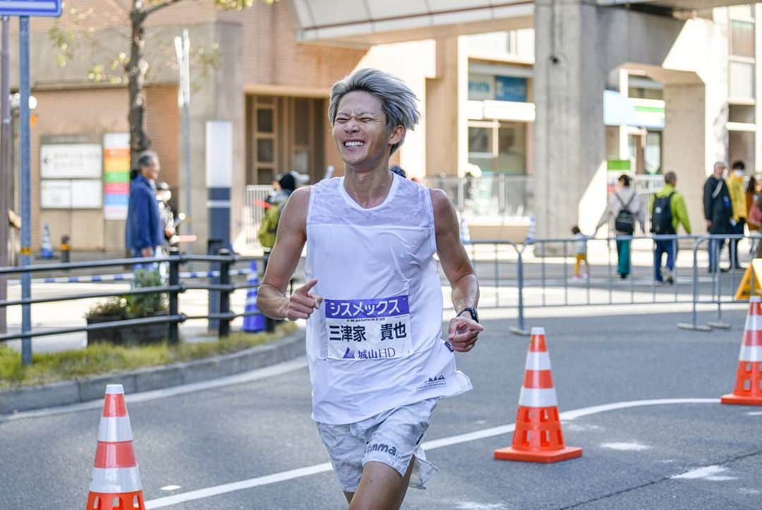 三津家貴也さんのインスタグラム写真 - (三津家貴也Instagram)「. 【神戸マラソン2023】 2時間30分7秒でなんと公認自己ベストを更新することができました😭✨ コンディションも良く、後半苦しくなってからも皆さんの応援のおかげで乗り切ることができました！！ 今シーズン2戦目のマラソンでこのタイムは自分でもビックリ… ほんとたくさんの応援ありがとうございました。 今回の神戸マラソンは「やってみようプロジェクト」として、マラソン当日の前からSNSやユニフォームに貼るシールなどで盛り上げて、皆さんのチャレンジの後押しや、人と人との繋がりを広げていく取り組みを行わせていただきました。 マラソンを通じて広がっていく笑顔や交流の輪を、より広げるお手伝いができてたら嬉しいです。ご協力いただいた関係者の方々も本当にありがとうございました。 また、本日は参加者や応援の方々と写真やサインをする時間を取れずに申し訳ありません。日頃応援していただいた分は何かお礼をしたいので、どこかのマラソン大会でお会いできたらと思います☺️ また皆さんと一緒にチャレンジできることを楽しみにしています！！ これからも楽しくランニング？ん〜やってみよう☝️✨ #神戸マラソンやってみよう #神戸やってみよう #神戸マラソン #神戸マラソン2023 #Kobemarathon #ASICS #MetaSpeedSkyPlus」11月19日 18時14分 - takaya_mitsuka