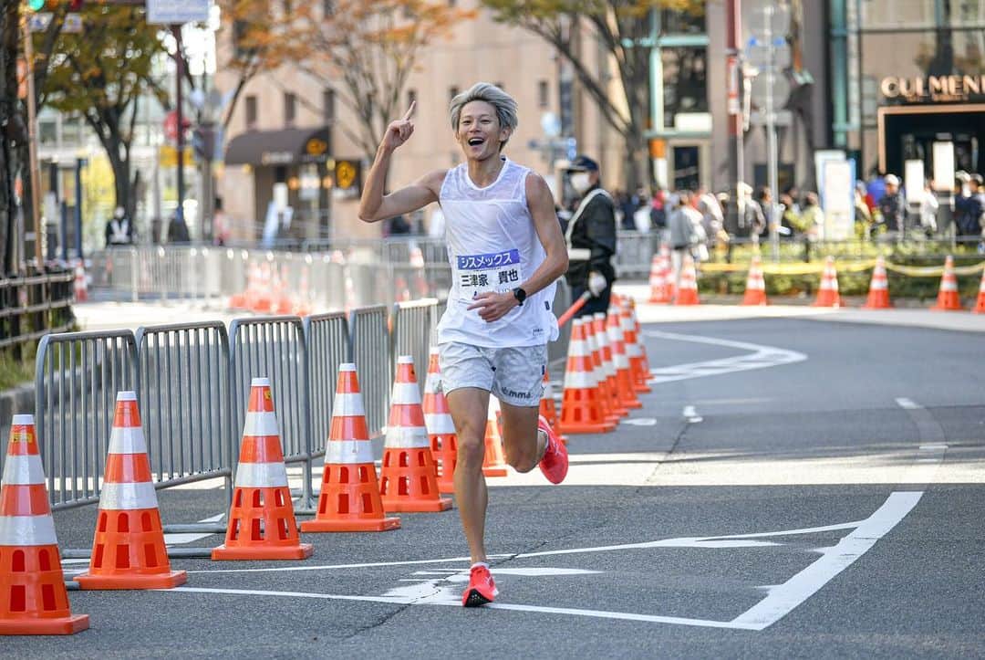 三津家貴也さんのインスタグラム写真 - (三津家貴也Instagram)「. 【神戸マラソン2023】 2時間30分7秒でなんと公認自己ベストを更新することができました😭✨ コンディションも良く、後半苦しくなってからも皆さんの応援のおかげで乗り切ることができました！！ 今シーズン2戦目のマラソンでこのタイムは自分でもビックリ… ほんとたくさんの応援ありがとうございました。 今回の神戸マラソンは「やってみようプロジェクト」として、マラソン当日の前からSNSやユニフォームに貼るシールなどで盛り上げて、皆さんのチャレンジの後押しや、人と人との繋がりを広げていく取り組みを行わせていただきました。 マラソンを通じて広がっていく笑顔や交流の輪を、より広げるお手伝いができてたら嬉しいです。ご協力いただいた関係者の方々も本当にありがとうございました。 また、本日は参加者や応援の方々と写真やサインをする時間を取れずに申し訳ありません。日頃応援していただいた分は何かお礼をしたいので、どこかのマラソン大会でお会いできたらと思います☺️ また皆さんと一緒にチャレンジできることを楽しみにしています！！ これからも楽しくランニング？ん〜やってみよう☝️✨ #神戸マラソンやってみよう #神戸やってみよう #神戸マラソン #神戸マラソン2023 #Kobemarathon #ASICS #MetaSpeedSkyPlus」11月19日 18時14分 - takaya_mitsuka