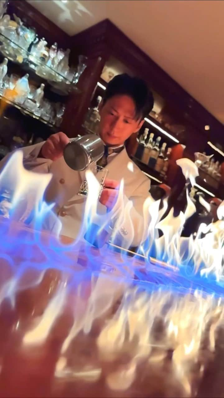 ぞのさんっのインスタグラム：「BAR🔥×B-roll📷 昨日の撮れた映像🔥🔥 ・ 📍 @bar_centifolia  📸 @zono.sann @emily_photo130  💻 @kiyonagamasashi  ・ #videotips #filmmakers #creative #broll #zonosann #createe  ・ #動画 #動画編集 #動画制作 #動画撮影 #映像#映像クリエイター #映像制作 #ぞのさんっ」