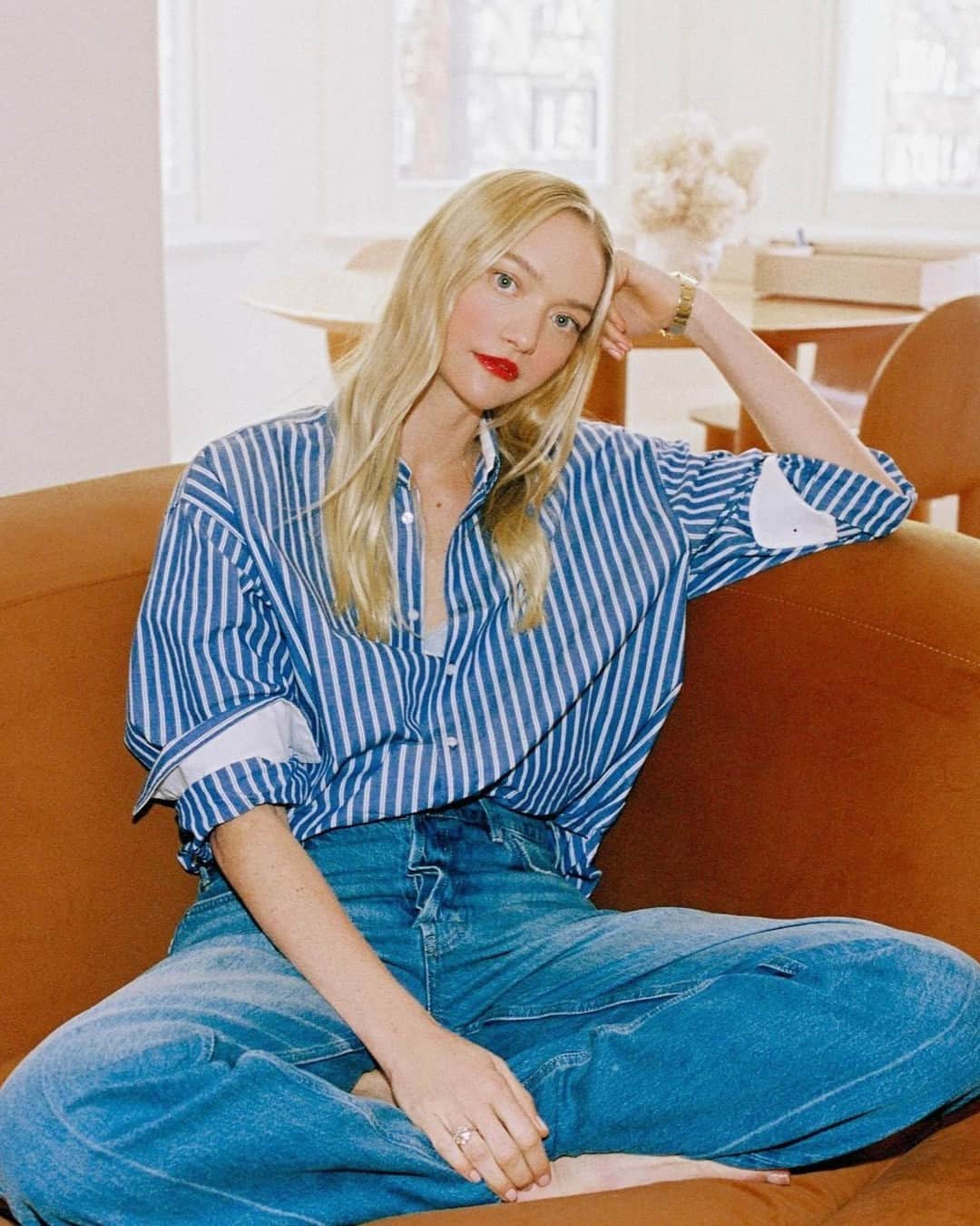 ベイシークのインスタグラム：「@gemma wears the stripe scoop hem shirt.  #bassike」