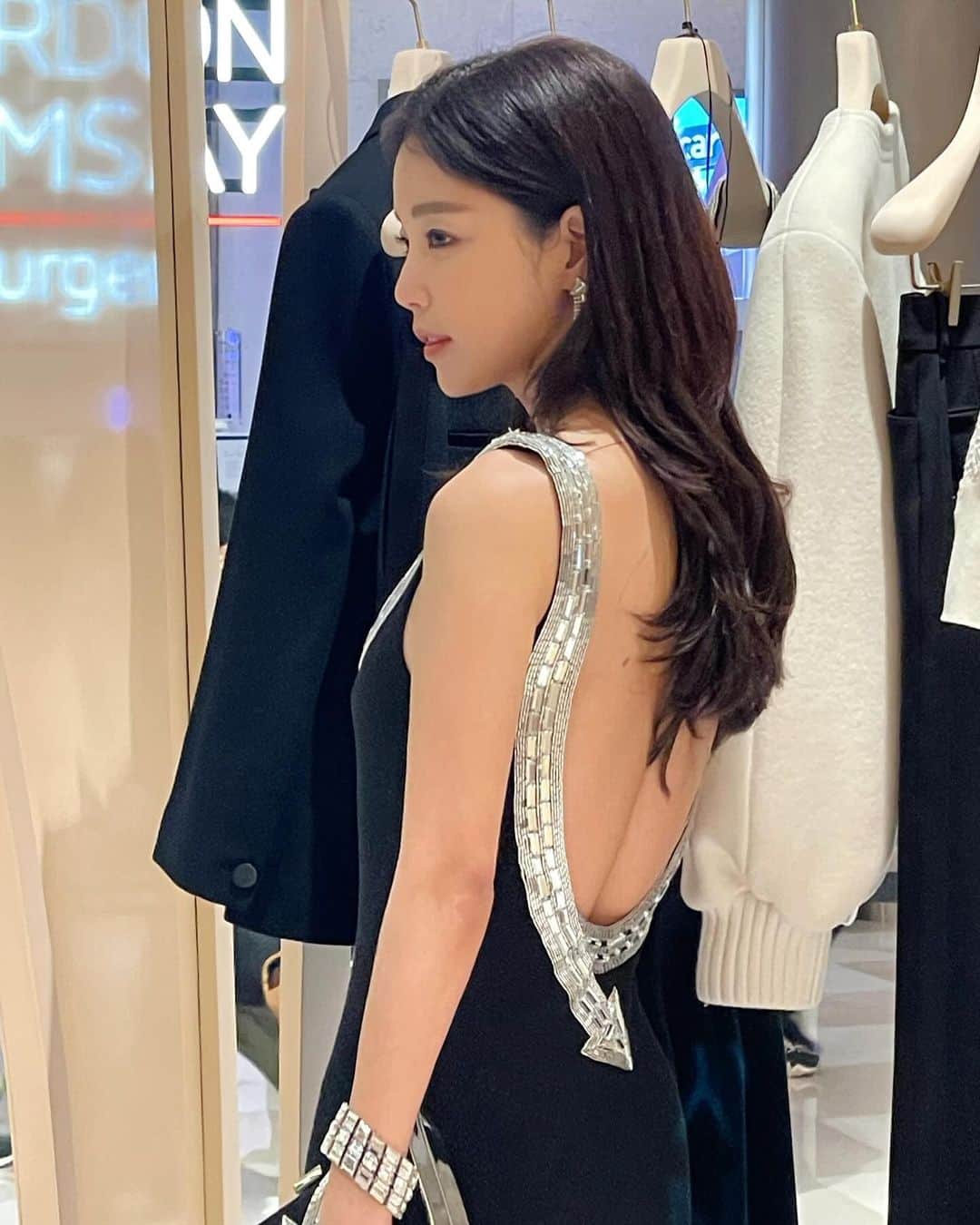 キ・ウンセさんのインスタグラム写真 - (キ・ウンセInstagram)「끌로에가 2023 Festive 컬렉션 팝업이  잠실 롯데에서 열리고 있어 다녀왔어요 💙 칼라거팰트와 의 특별한 인연을 기념하기 위한  이번 팝업에 놀러오세요  . . #kiootd🌿 #ootd  @chloe」11月19日 20時05分 - kieunse