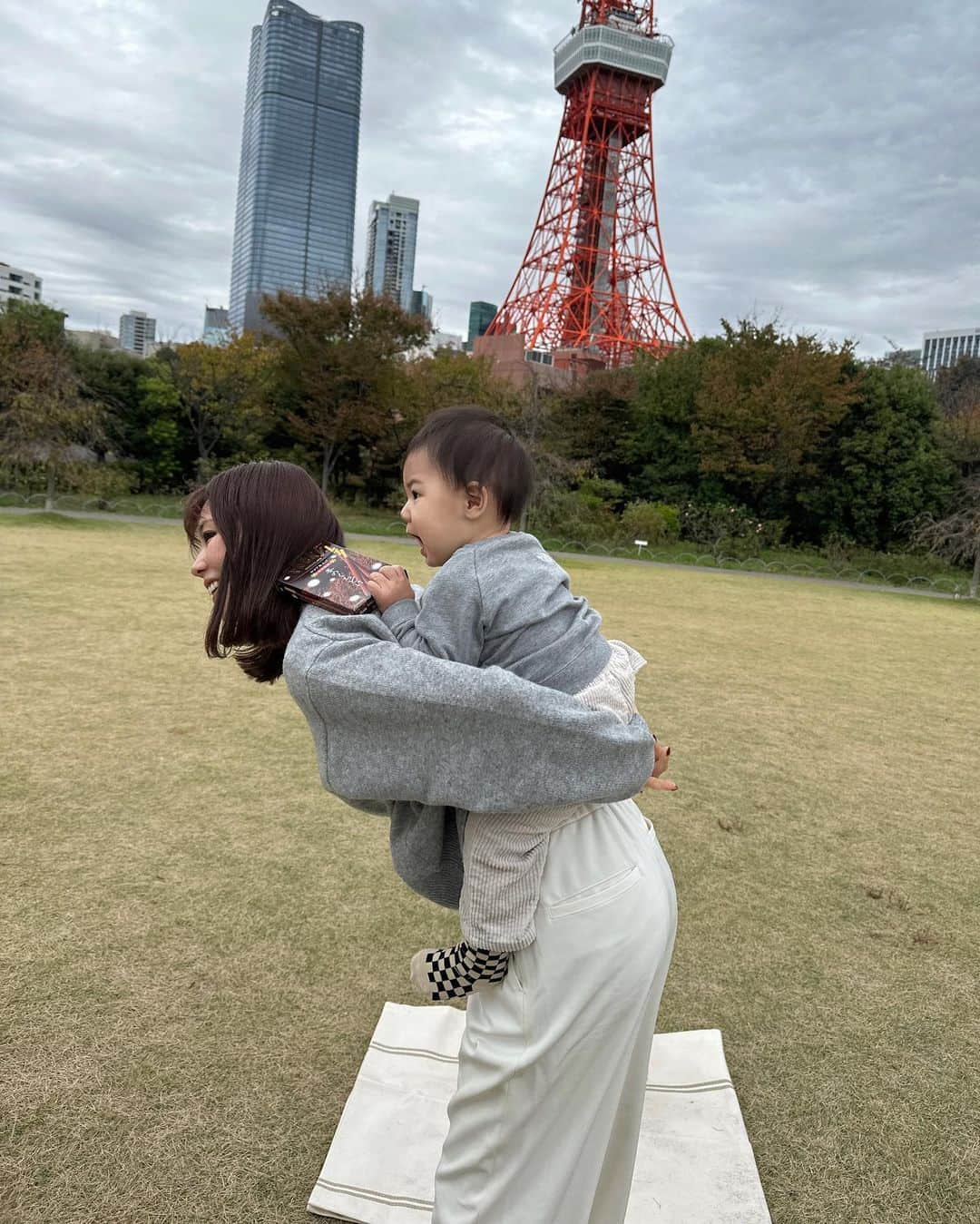 神田希未菜さんのインスタグラム写真 - (神田希未菜Instagram)「. gray × whiteでリンクコーデやった日👶🏻 最近2歩くらい手離して歩くように…👣✨  ポッキーの日やったし、ポッキー買ったら ずっと返してもらえませんでした🤣笑  私のふわふわニットは @UNIQLO_JPです🩶 お手心価格で着心地も良いし カラー物とかも色々揃えたくなっちゃうな🪿  #UNIQLO #pr #プレミアムラムクルーネックセーター」11月19日 18時24分 - ___kimi3___