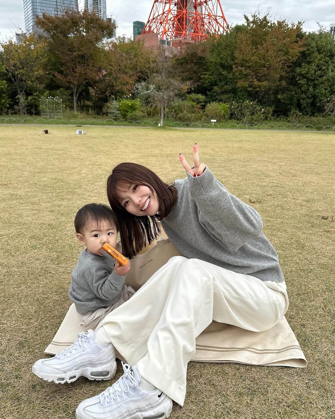 神田希未菜のインスタグラム：「. gray × whiteでリンクコーデやった日👶🏻 最近2歩くらい手離して歩くように…👣✨  ポッキーの日やったし、ポッキー買ったら ずっと返してもらえませんでした🤣笑  私のふわふわニットは @UNIQLO_JPです🩶 お手心価格で着心地も良いし カラー物とかも色々揃えたくなっちゃうな🪿  #UNIQLO #pr #プレミアムラムクルーネックセーター」