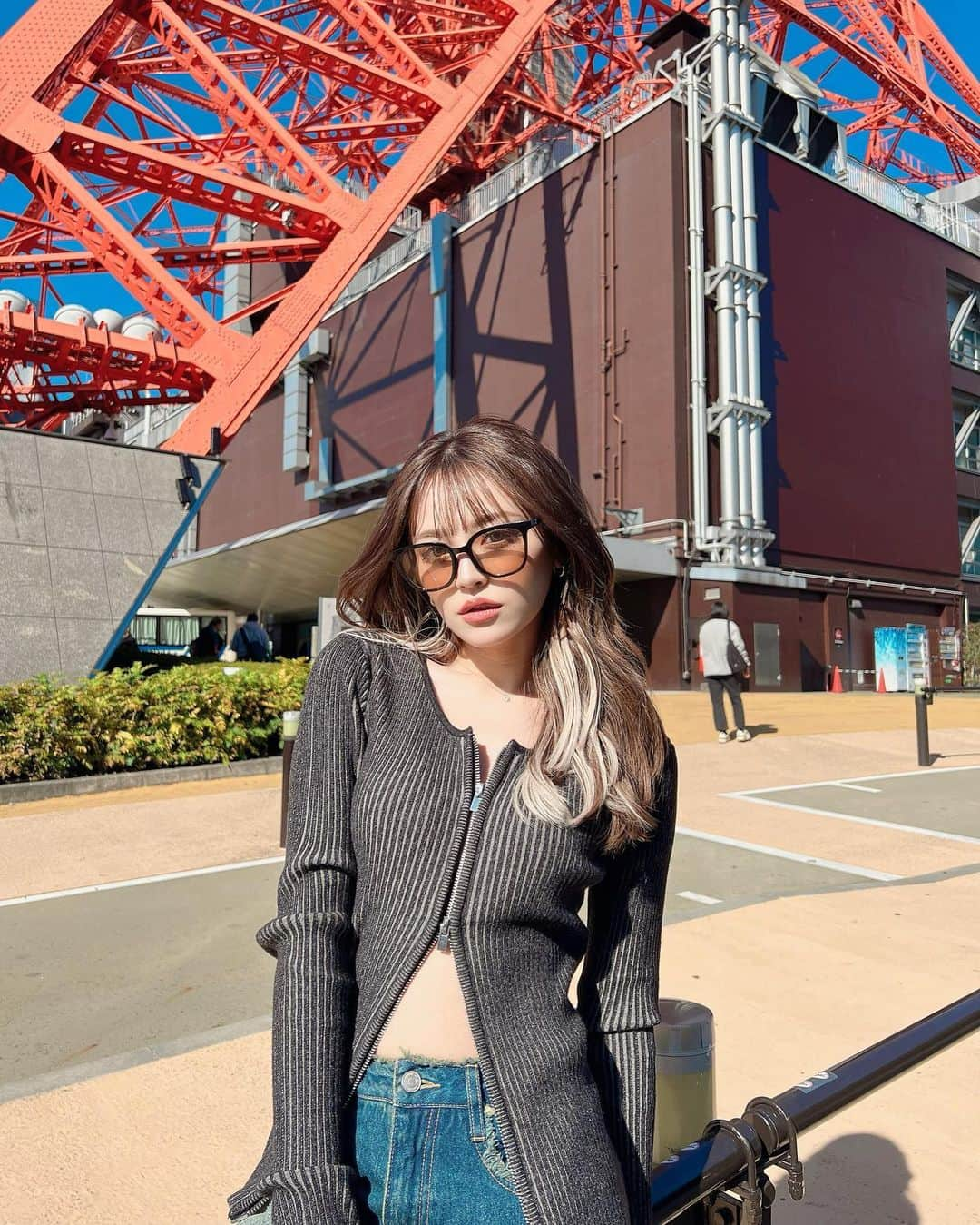 土屋怜菜（れいぽよ）のインスタグラム：「⁡ ⁡ 東京タワーさん🗼 ⁡ 髪にインナーカラー入れてみた🥺🩷 派手になったよかわいい😞🤍 @maaya0014.ankh くんありがとうだあ🙌🏻💕 ⁡ 質問が多かったお洋服もタグしてますっ♡」