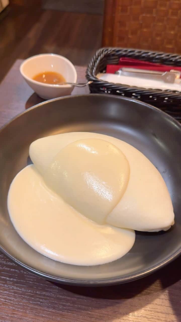 唯一無二の絶品グルメのインスタグラム：「【デリツィオーゾ0141】 @東京：御徒町駅から徒歩4分  卵黄溢れる白いオムライスを食べられるお店。  黄身が白い希少な卵を使ったオムライスで、オムレツの中にシーフードピラフを潜ませた珍しい一皿！  濃厚カマンベールチーズソースで彩られていて、和風ソースをかけて味の変化も楽しめます🍳  白いオムライスは2100円になります！  ⏰11:30～15:00,17:00～22:00 🏪日曜・祝日休み 📍東京都台東区上野3-7-5 中戸川ビル 1F   #御徒町グルメ #御徒町カフェ #御徒町ランチ」