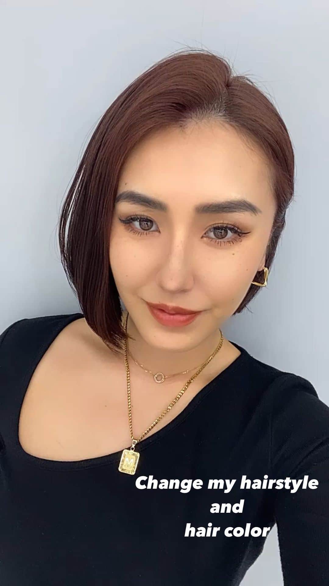加藤澪のインスタグラム：「地毛黒髪セミボブ→ブリーチなしの赤髪顎ラインボブ に変身🫶🏾 サロンのライトでちょっと明るめのオレンジっぽく見えるけど、実物はもう少し落ち着いてて赤毛なの❤️‍🔥 全く染めてない地毛黒髪だったからブリーチはしないで色入れてもらいました！ カラーするの5年以上ぶり！！うれしい〜♡ 浅野さんいつもありがとう🫶🏾  #赤髪#赤毛#黒髪#黒髪ボブ#赤髪ボブ#イメチェン#redhair#ショートボブ#ボブヘア#ボブヘアー#shortbob#bobhair#bobhaircut#bobhairstyles」