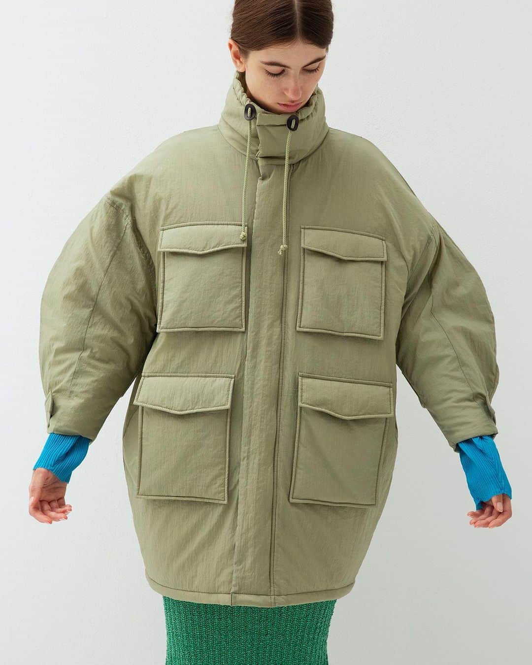 leinwande_officialのインスタグラム：「ㅤㅤㅤㅤㅤㅤㅤㅤㅤㅤㅤㅤㅤ leinwände 23autumn/winter collection -M65 Long Puffer- ㅤㅤㅤㅤㅤㅤㅤㅤㅤㅤㅤㅤㅤ 体の熱を利用した蓄熱と、 湿気は外に逃す機能中綿を採用し軽く暖かい。 メンズライクなボディとは対照的に袖のバルーンフォルムで女性的に仕上げた。 ㅤㅤㅤㅤㅤㅤㅤㅤㅤㅤㅤㅤㅤ #leinwände #leinwande」