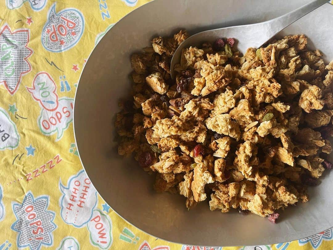 nokosさんのインスタグラム写真 - (nokosInstagram)「🥣☕️ グラノーラと自家焙煎珈琲豆、香ばしく焼き上がり販売始まっています❤️  秋田のお蕎麦屋さんでいただいた枝付き渋柿で干し柿作り🧡」11月19日 18時22分 - _nokos_