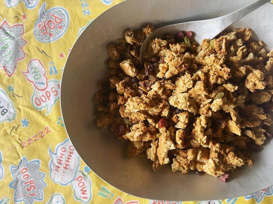 nokosのインスタグラム：「🥣☕️ グラノーラと自家焙煎珈琲豆、香ばしく焼き上がり販売始まっています❤️  秋田のお蕎麦屋さんでいただいた枝付き渋柿で干し柿作り🧡」